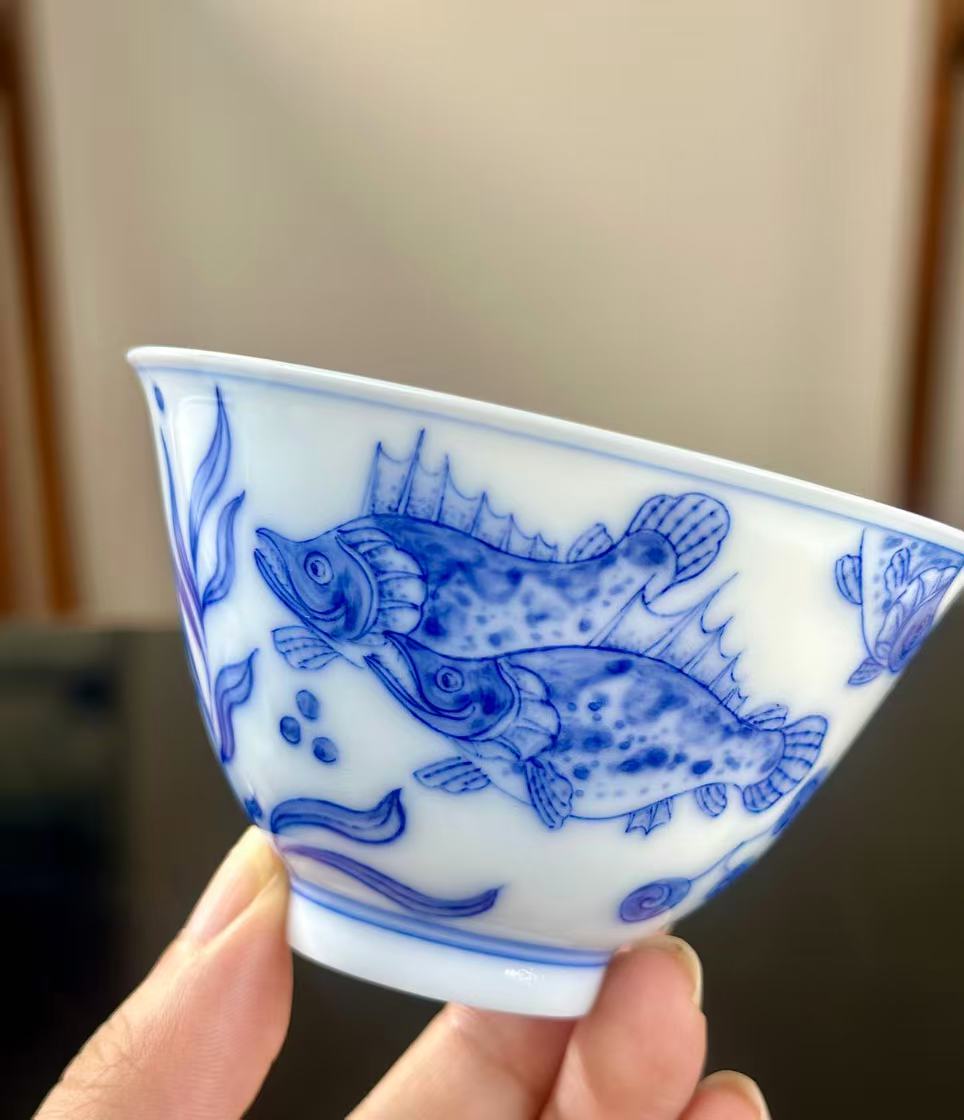 Handpainted Chinese Traditional Fish Pattern Blue and White Porcelain Jingdezhen Super Thin eacup