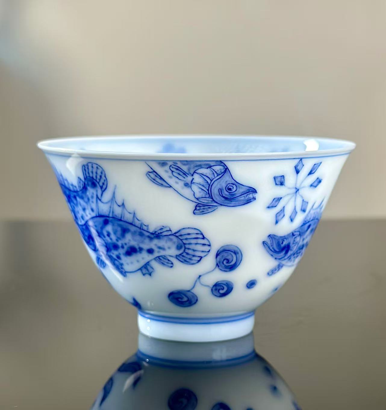 Handpainted Chinese Traditional Fish Pattern Blue and White Porcelain Jingdezhen Super Thin eacup