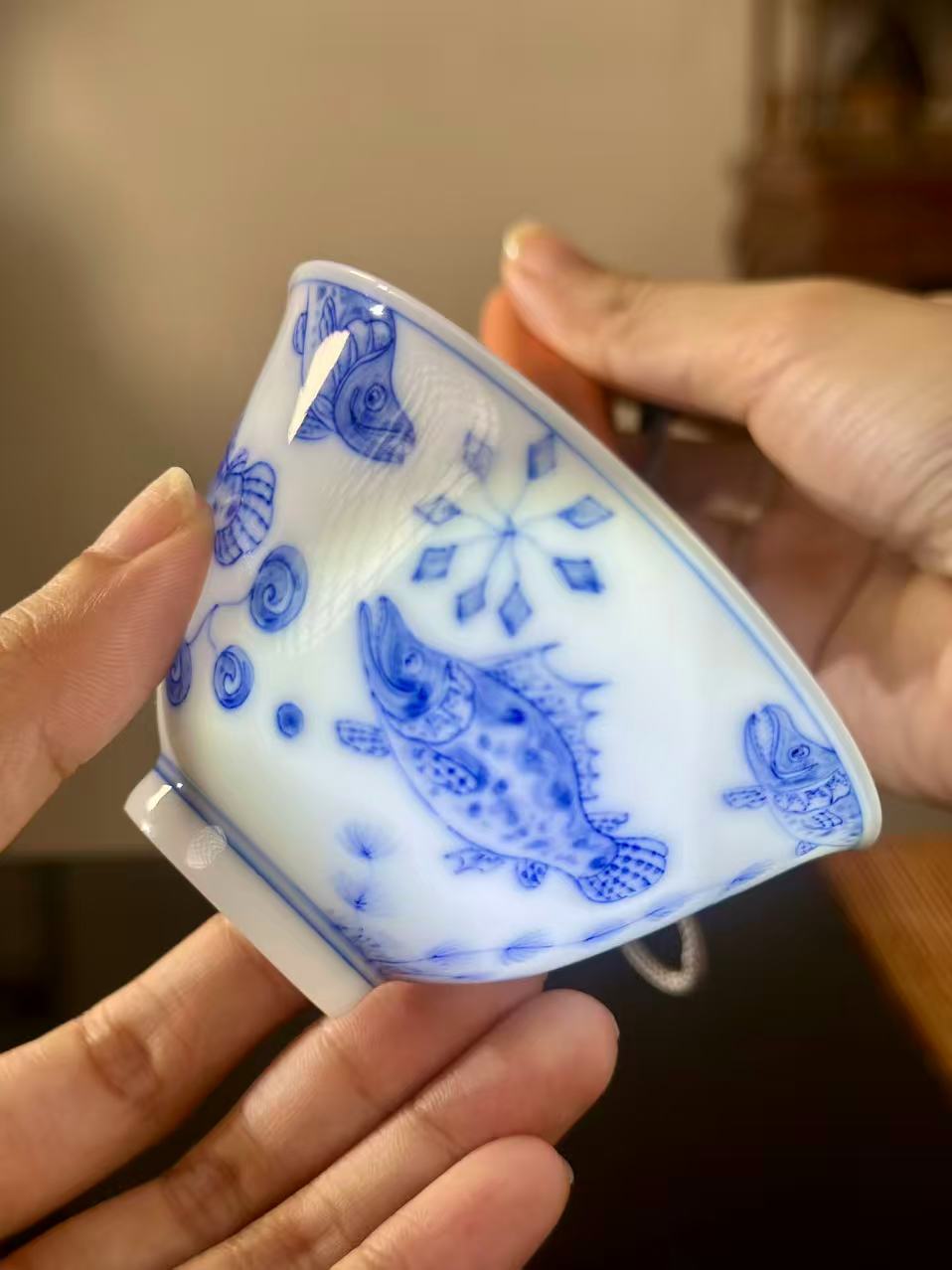 Handpainted Chinese Traditional Fish Pattern Blue and White Porcelain Jingdezhen Super Thin eacup