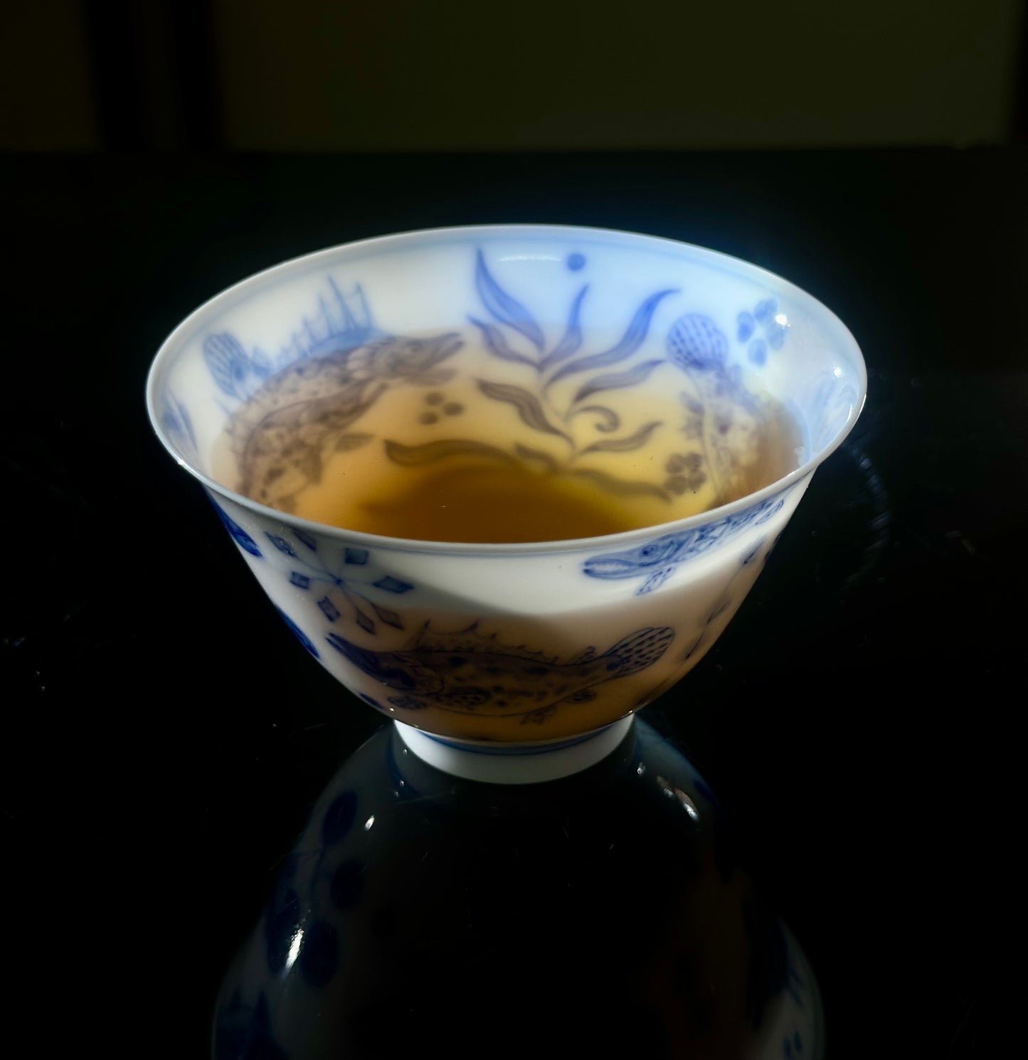 Handpainted Chinese Traditional Fish Pattern Blue and White Porcelain Jingdezhen Super Thin eacup
