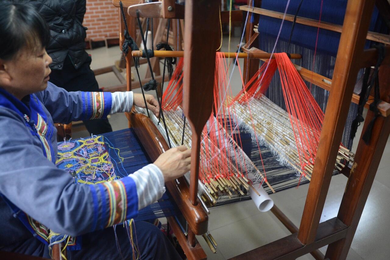 High-end Handcrafted Anise Pattern Chinese Orange White Zhuang Brocade Silk Cloth Scarf Tea Table Cloth