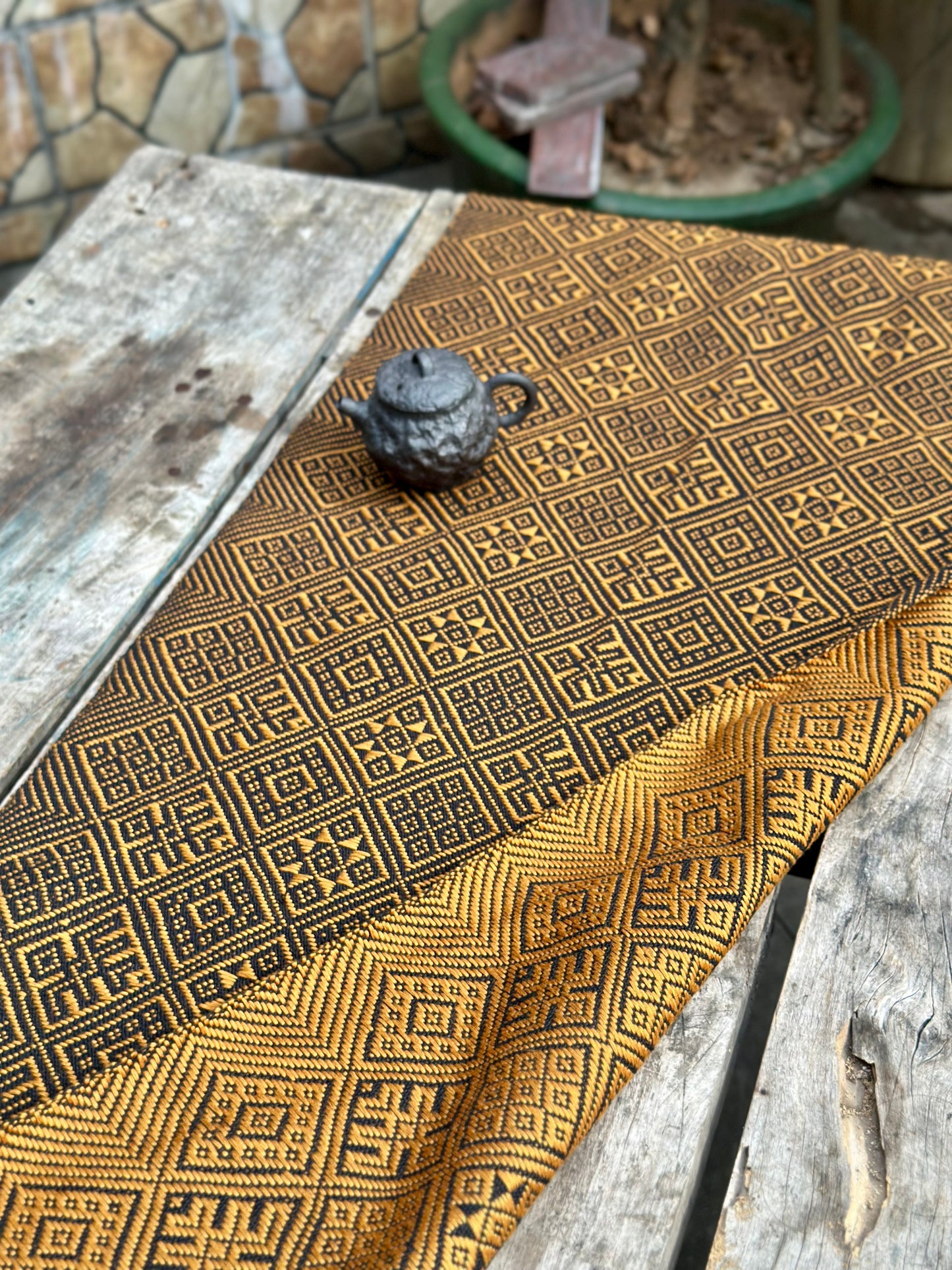 High-end Handcrafted Swallow Pattern Chinese Black Gold Zhuang Brocade Silk Cloth Scarf Tea Table Cloth