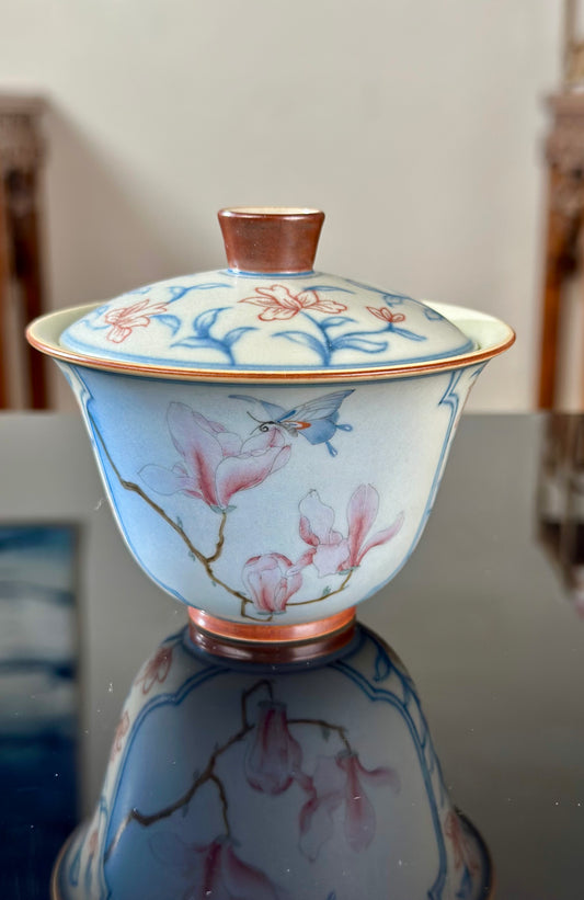 Handpainted Chinese High End Famille Rose Blue White Porcelain Gaiwan Flower and Butterfly Pattern Teapot
