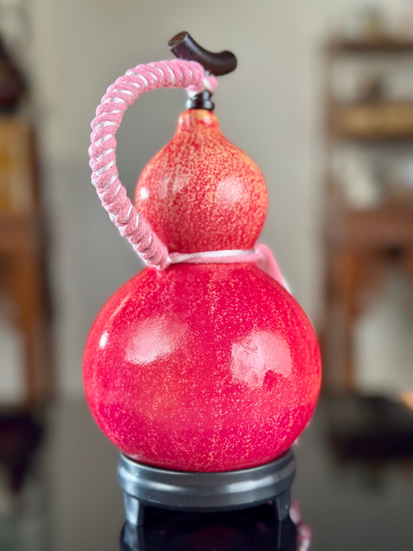 Hand dyed Fengshui Ornament Bright Pink Chinese Lacquerware Hulu Natural Gourd Water Tea Container Classical Home Decor