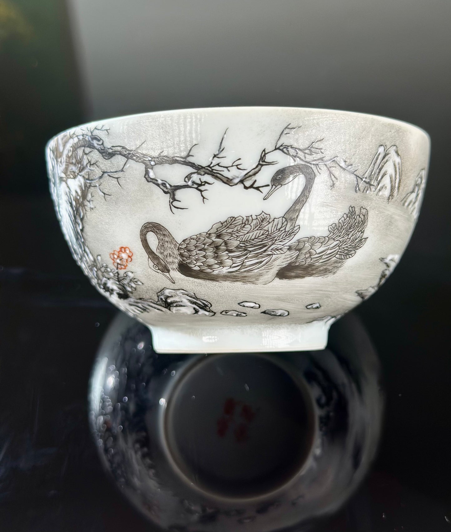High-class Chinese Handpainted Chinese Classic Fencai Teacup Snowing Swan Pattern Famille Rose Artwork Cup