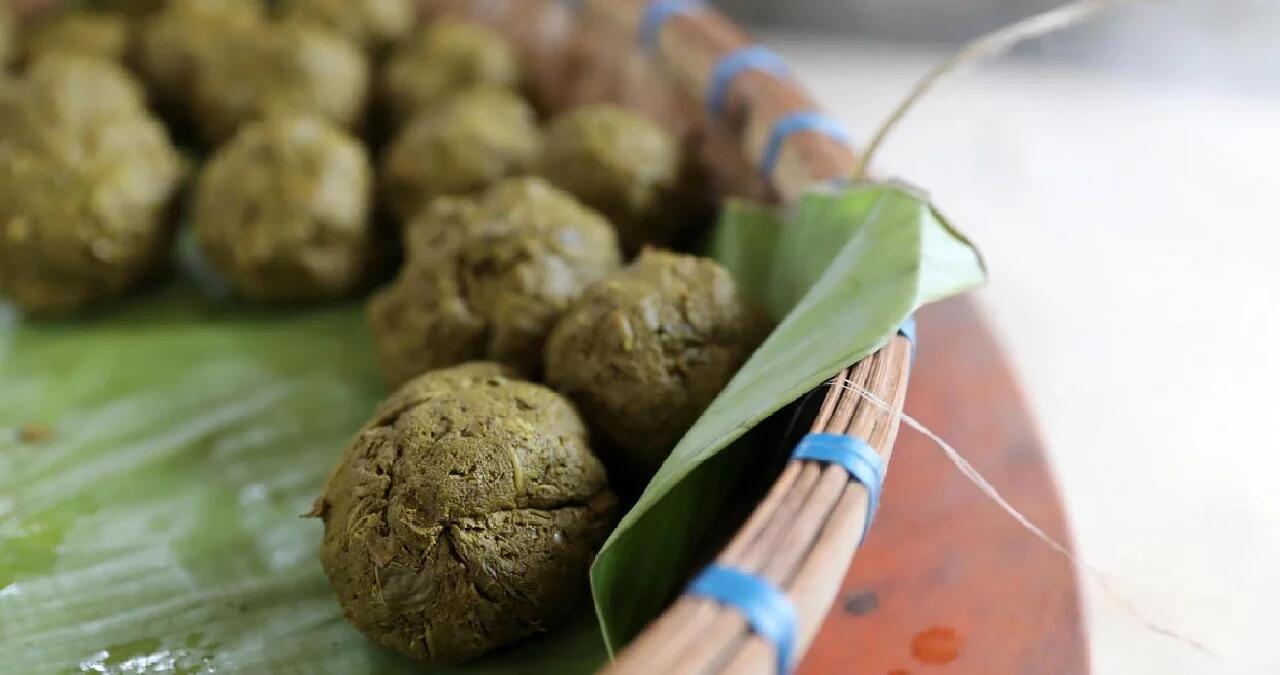 Chinese Yunnan De'ang Minority Traditional Sour Tea Fermented Acid Tea
