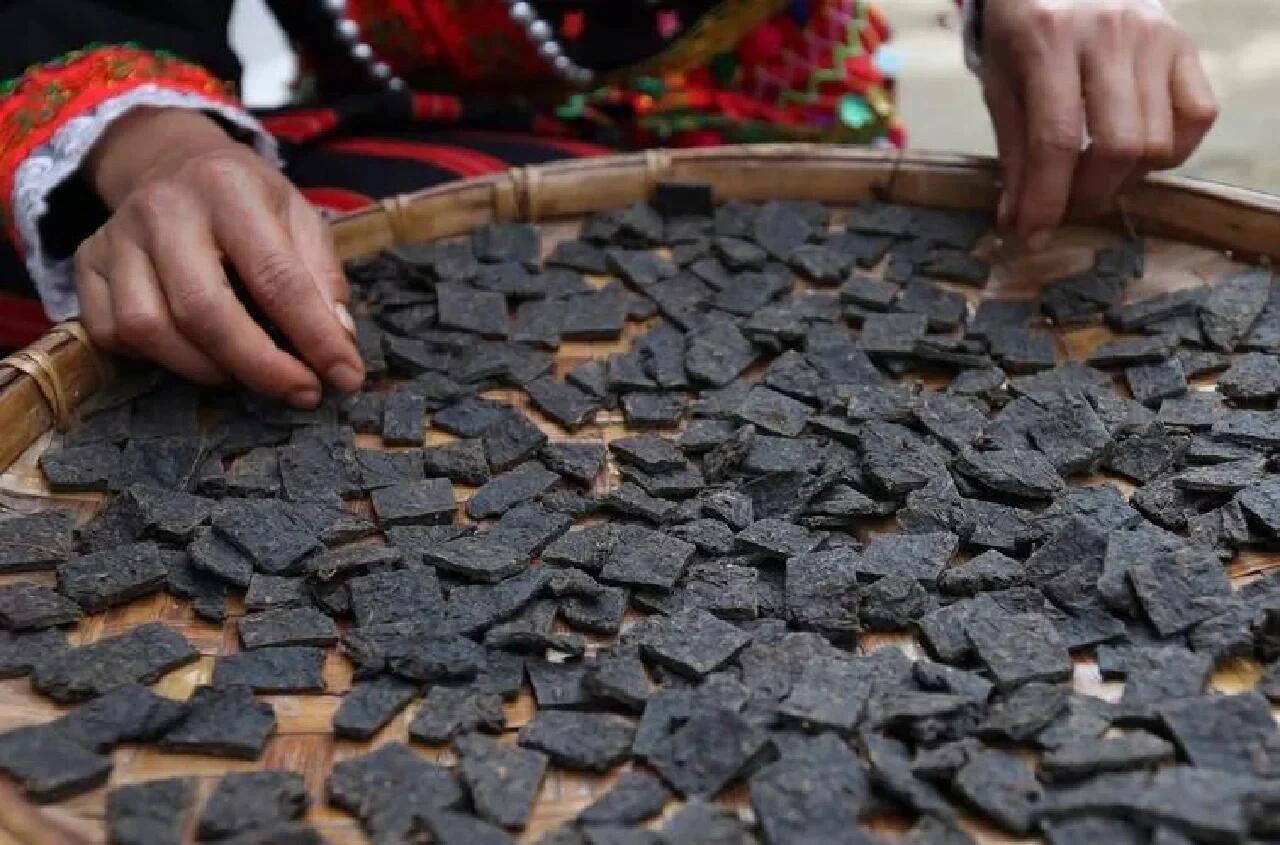 Chinese Yunnan De'ang Minority Traditional Sour Tea Fermented Acid Tea