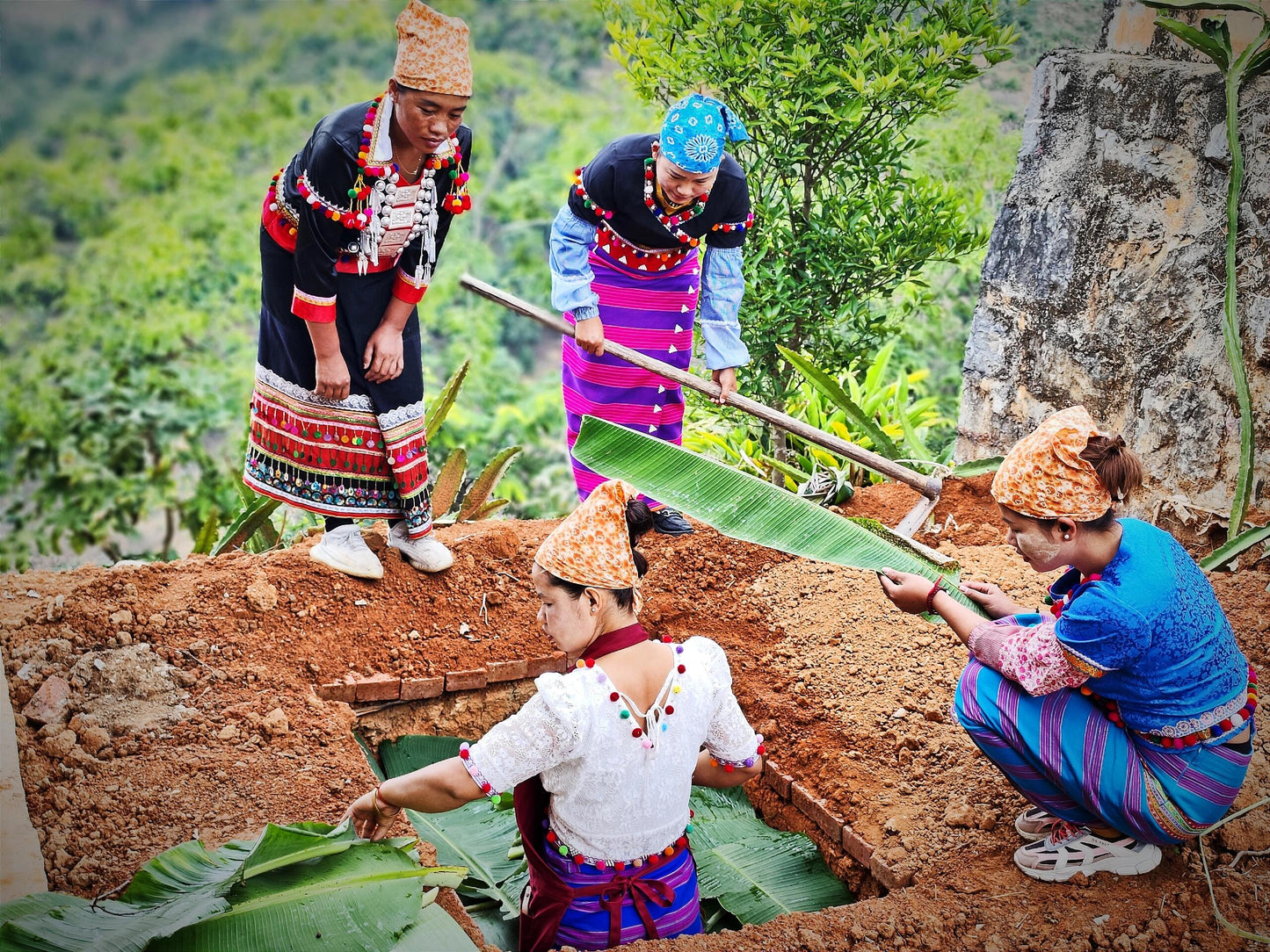 Chinese Yunnan De'ang Minority Traditional Sour Tea Fermented Acid Tea