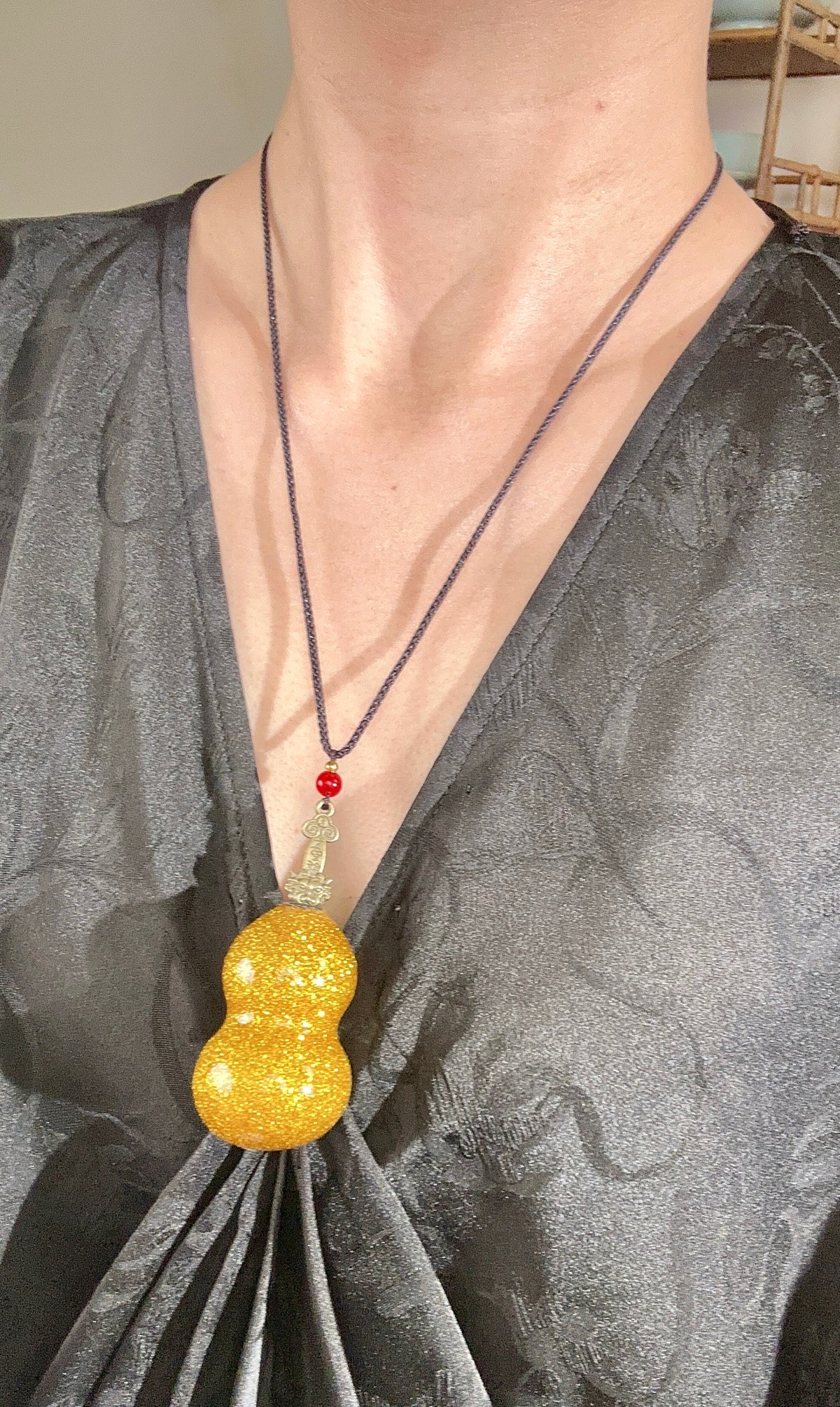 Handcrafted Chinese Natural Lacquered Foil Powerder Gourd Hulu Art Necklace Decoration Accessory