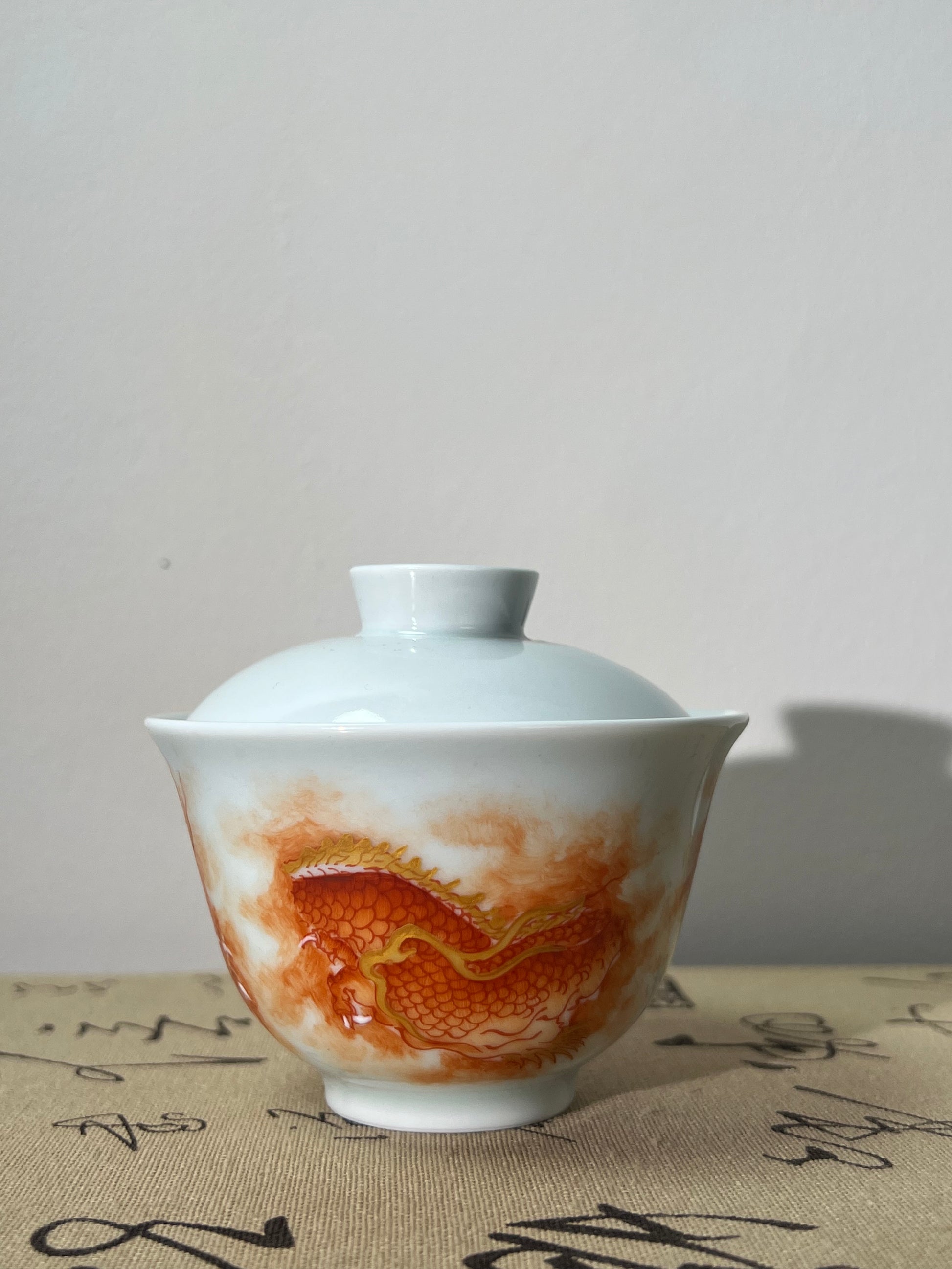 this is a Chinese Jingdezhen alum red dragon teapot.this is a ceramic teapot gaiwan