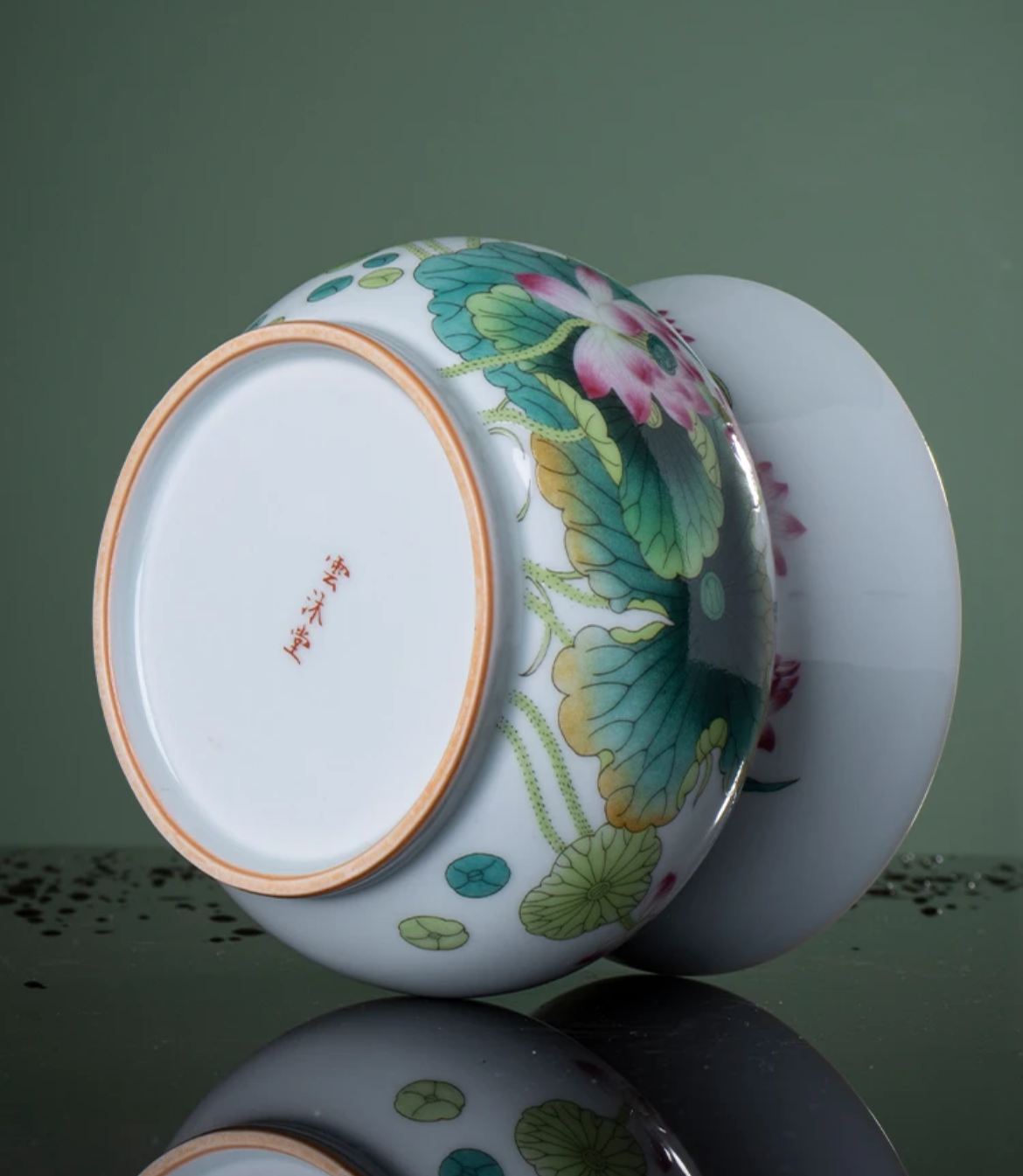 this is Chinese Jingdezhen enamel lotus tea basin. this is a ceramic jianshui