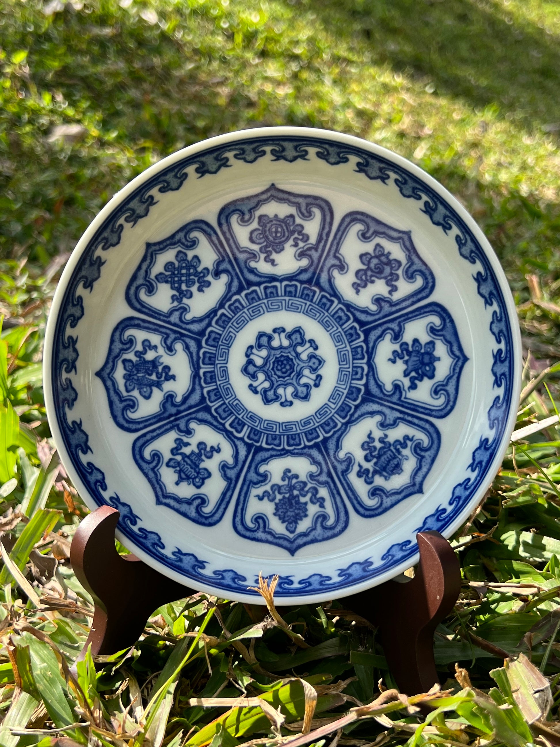 This is a Chinese Jingdezhen blue and white porcelain baoxiang flower teapot gaiwan