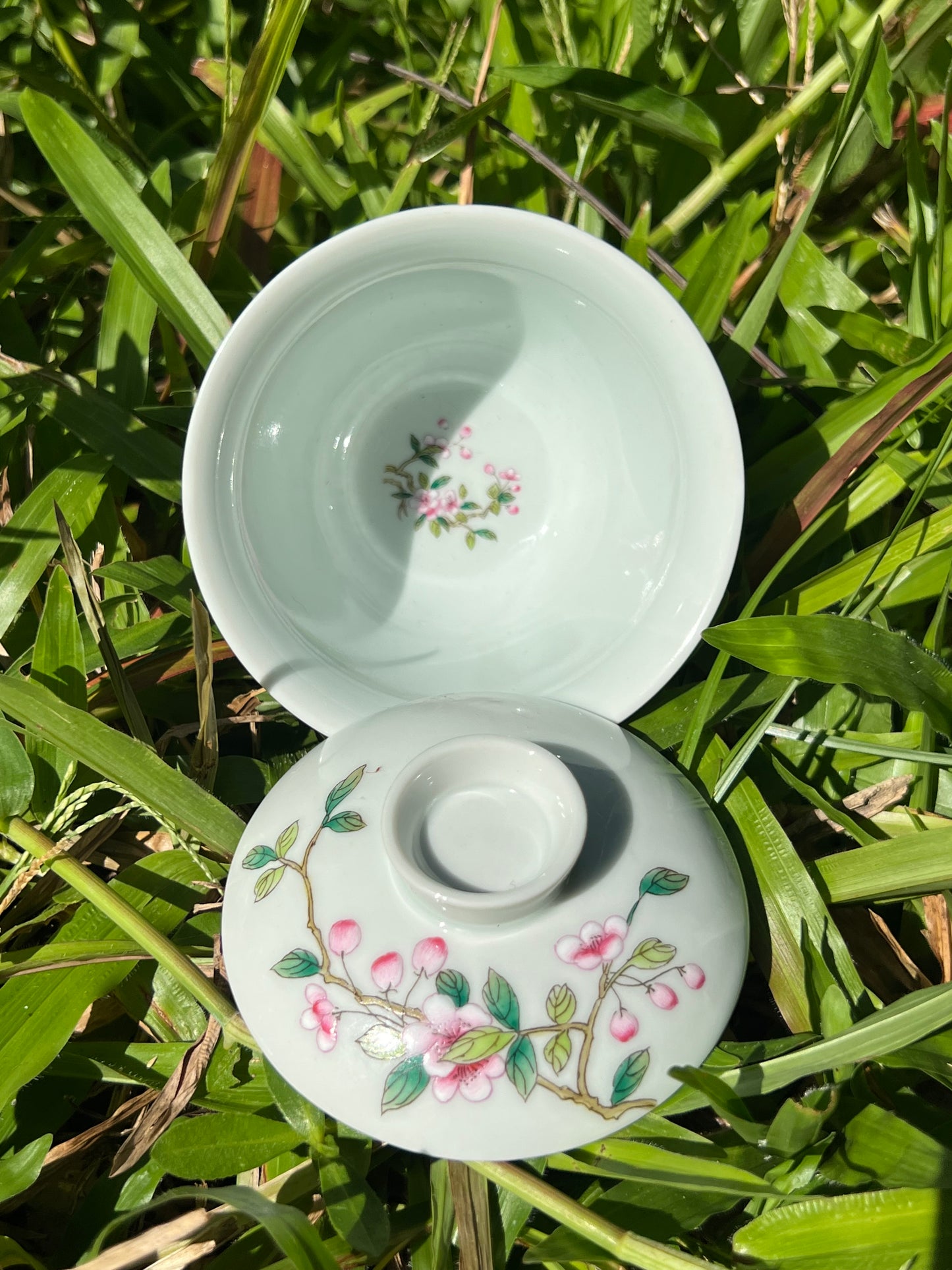 Handcrafted Chinese Handpainted Chinese Flower Bird Famille Rose Gaiwan Jingdezhen Master Ceramic Artwork