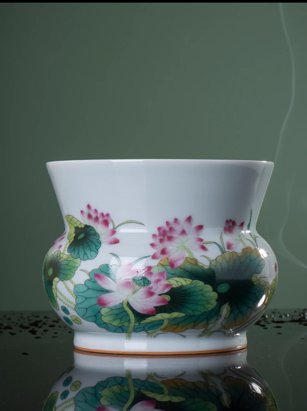 this is Chinese Jingdezhen enamel lotus tea basin. this is a ceramic jianshui