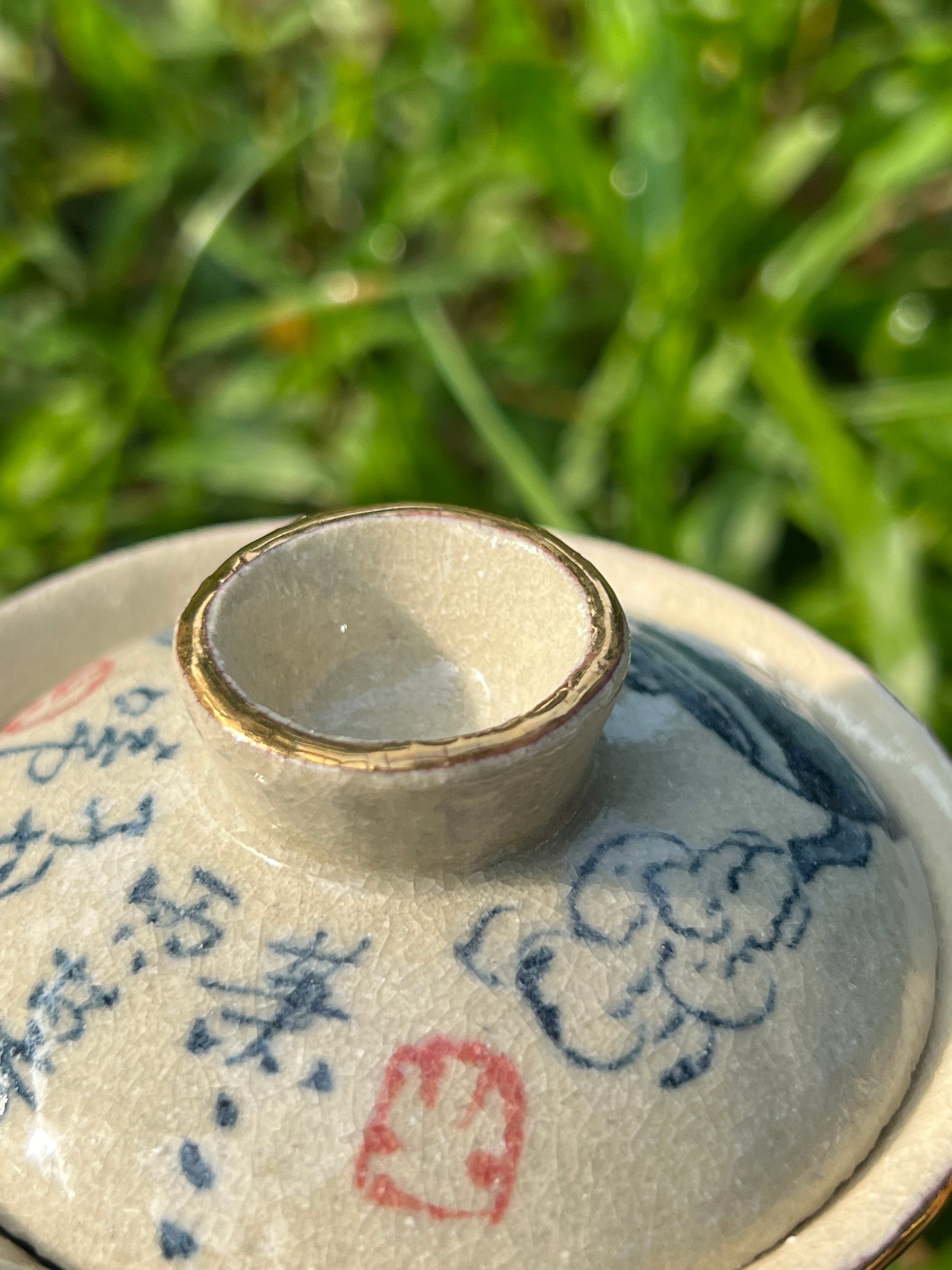 this is Chinese blue and white pottery gaiwan