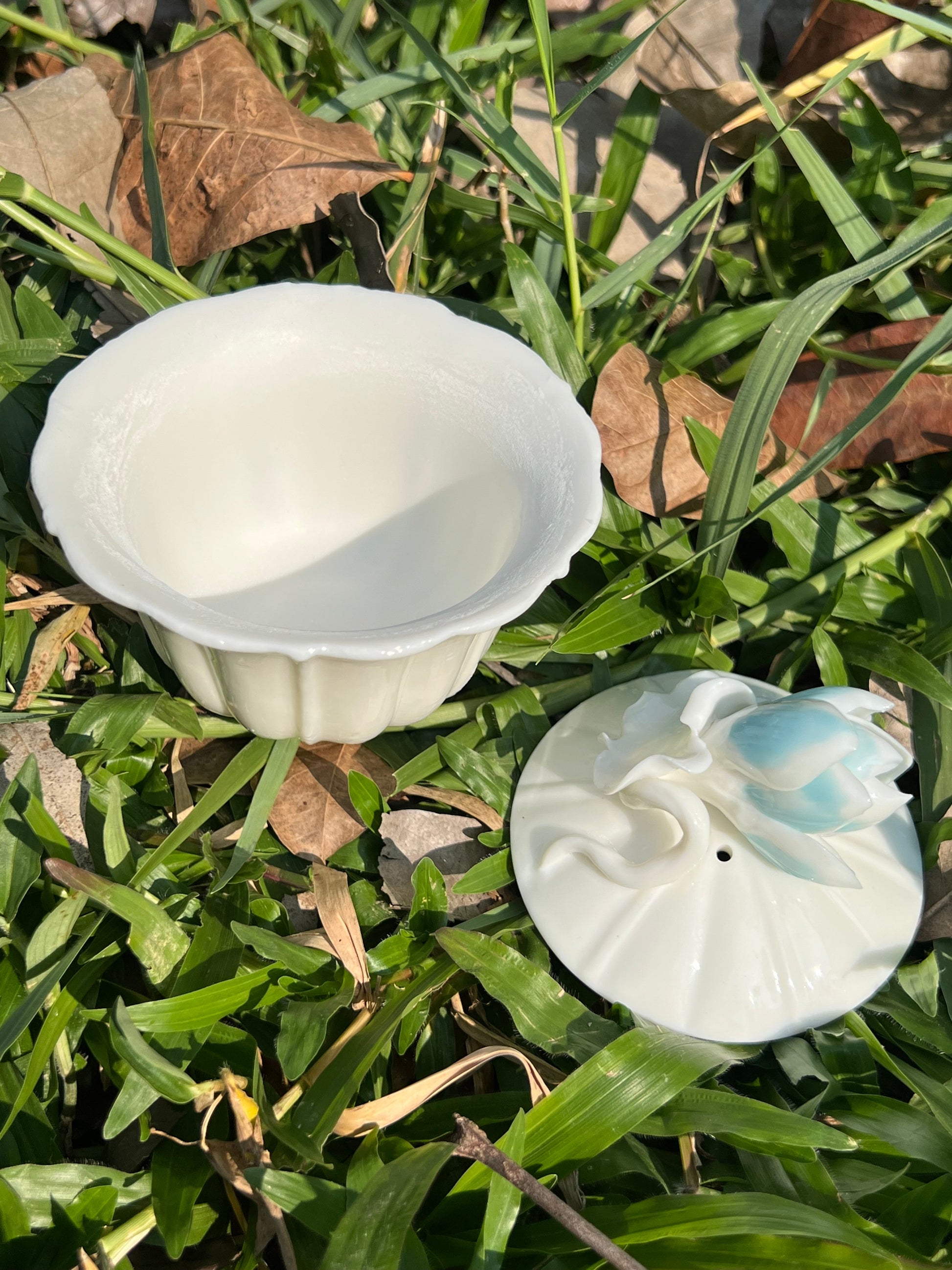 This is a woodfired white pottery flower faircup gongdaobei