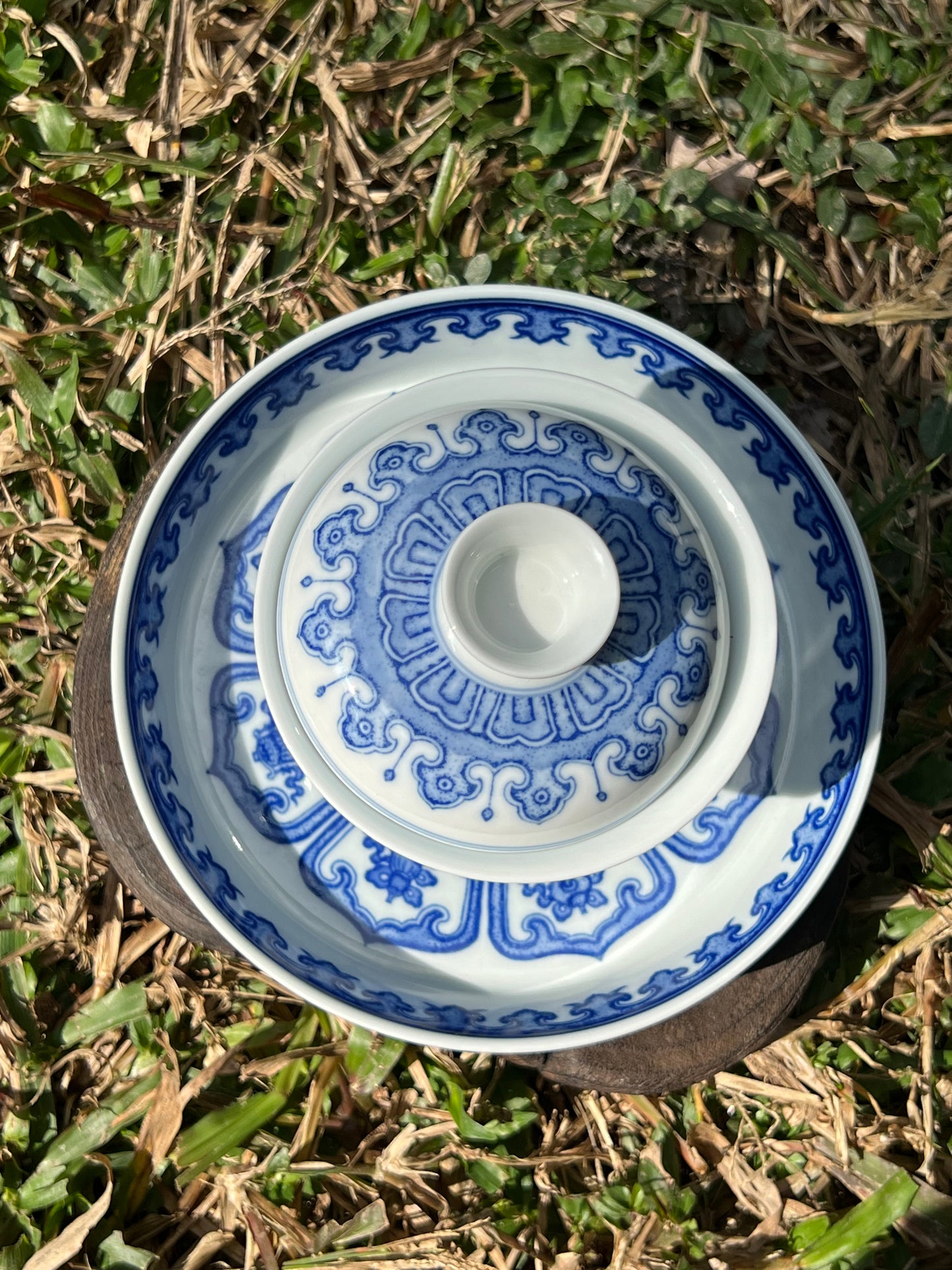 This is a Chinese Jingdezhen blue and white porcelain baoxiang flower teapot gaiwan