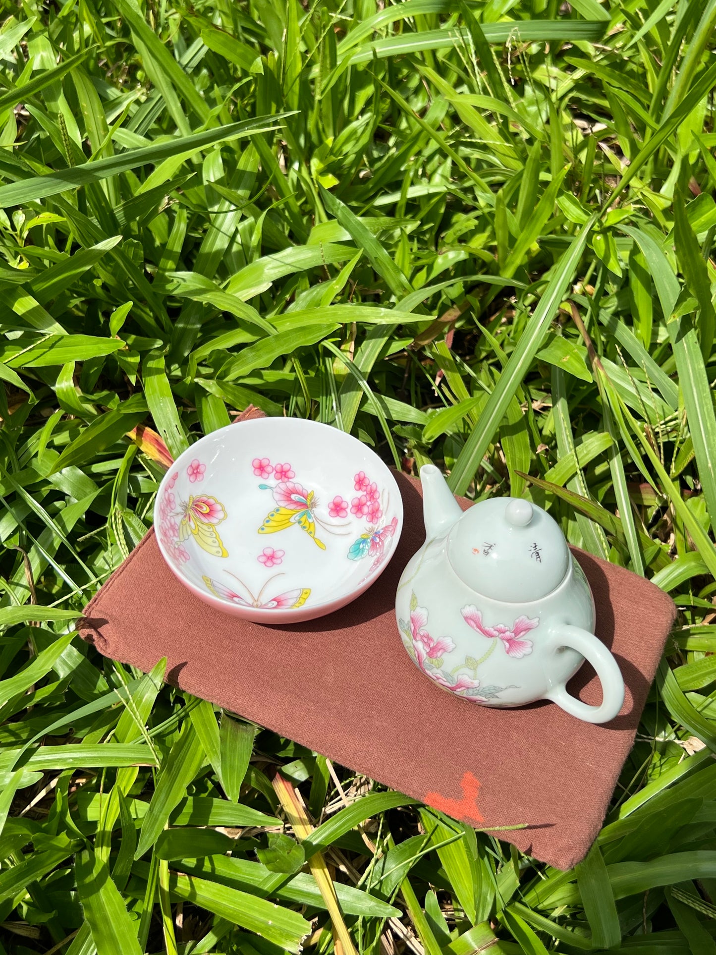 This is a Chinese Jingdezhen enamel teacup.this is a ceramic teacup