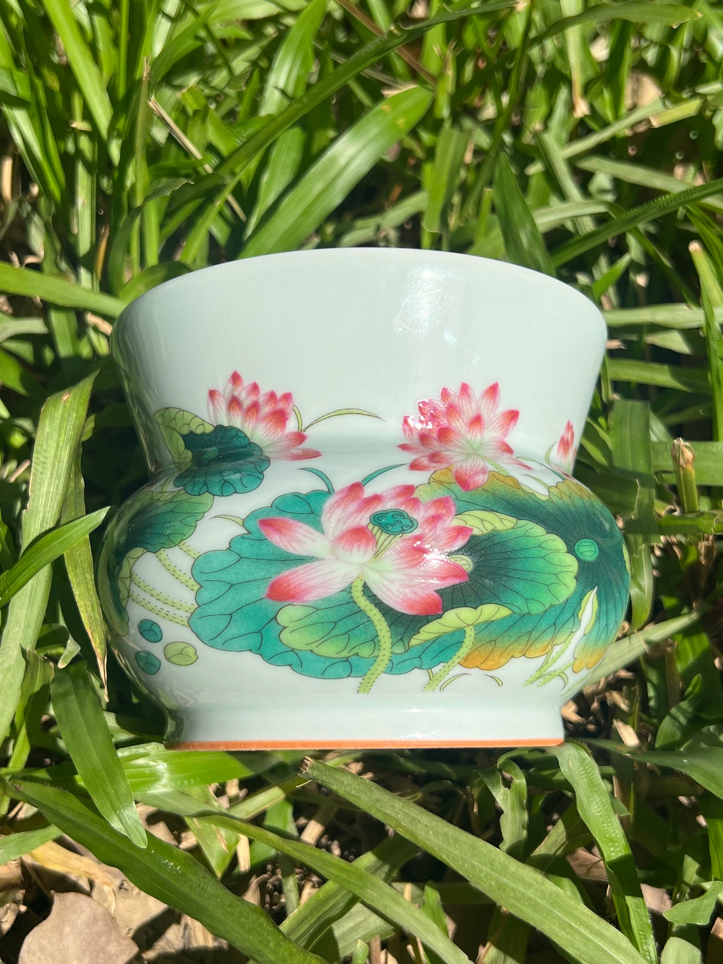 this is Chinese Jingdezhen enamel lotus tea basin. this is a ceramic jianshui