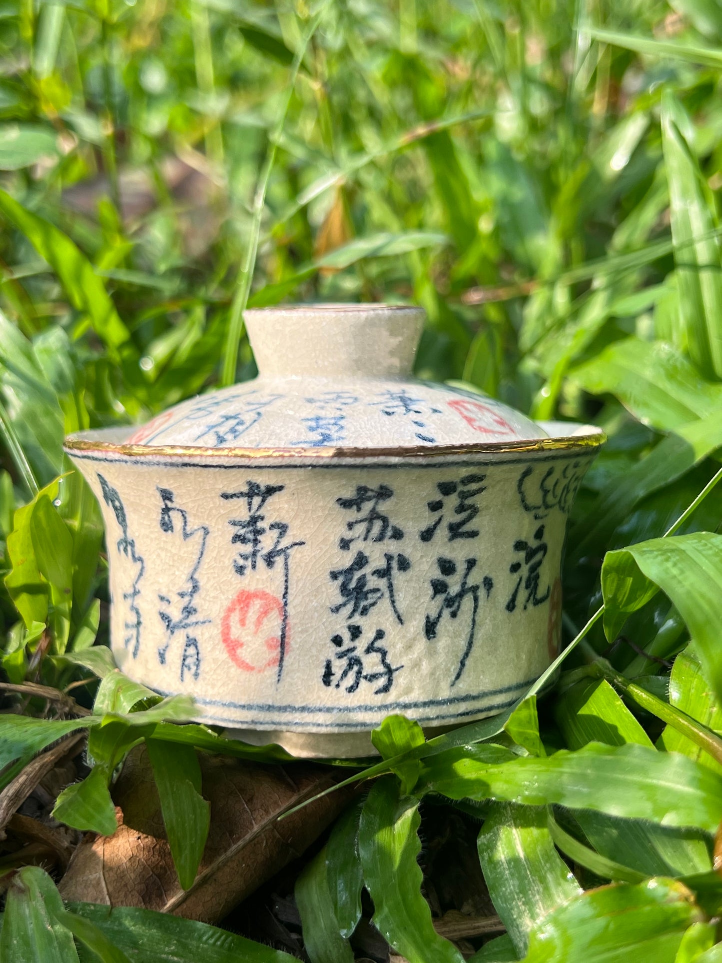 this is Chinese blue and white pottery gaiwan