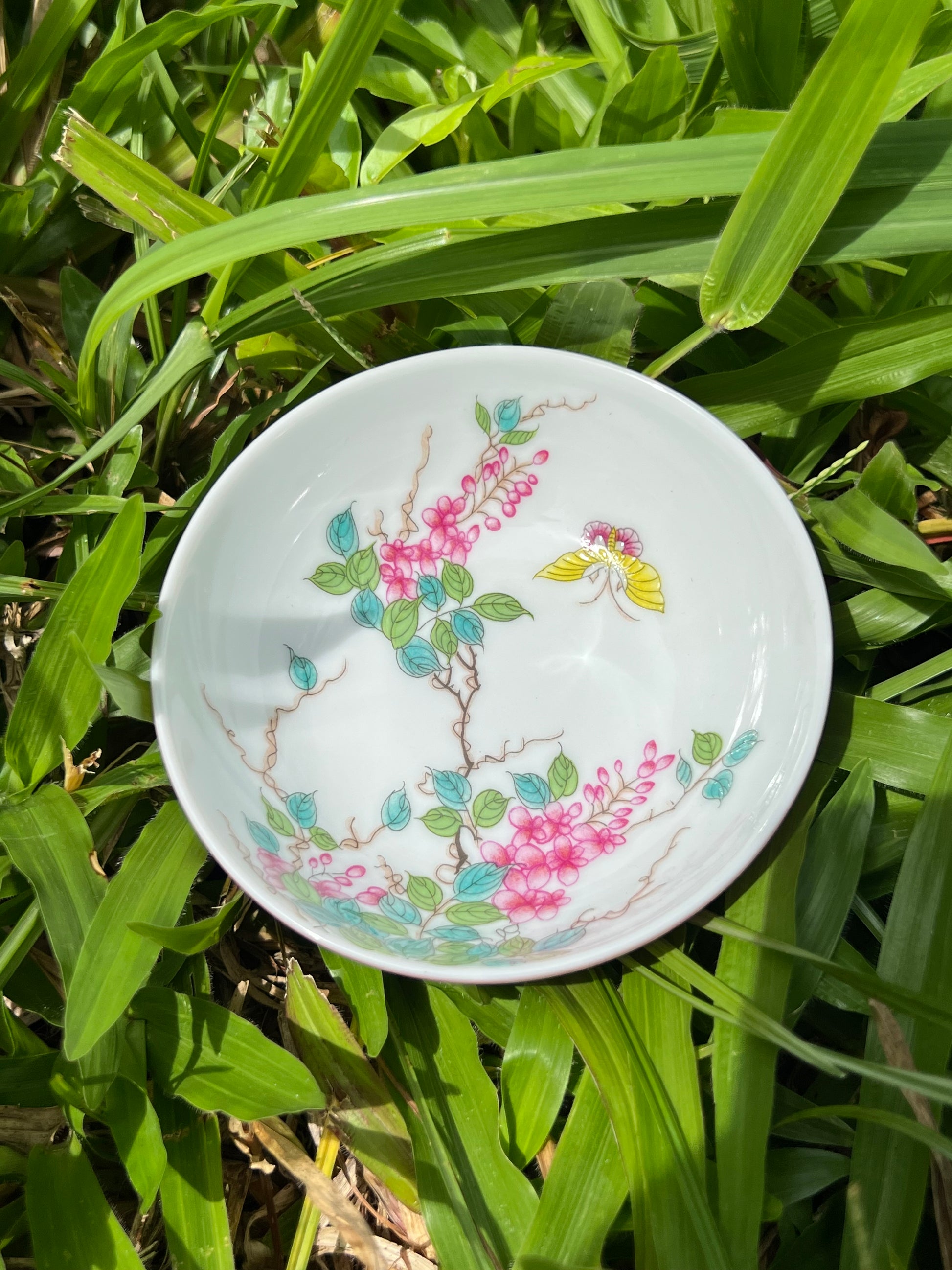 This is a Chinese Jingdezhen enamel teacup.this is a ceramic teacup