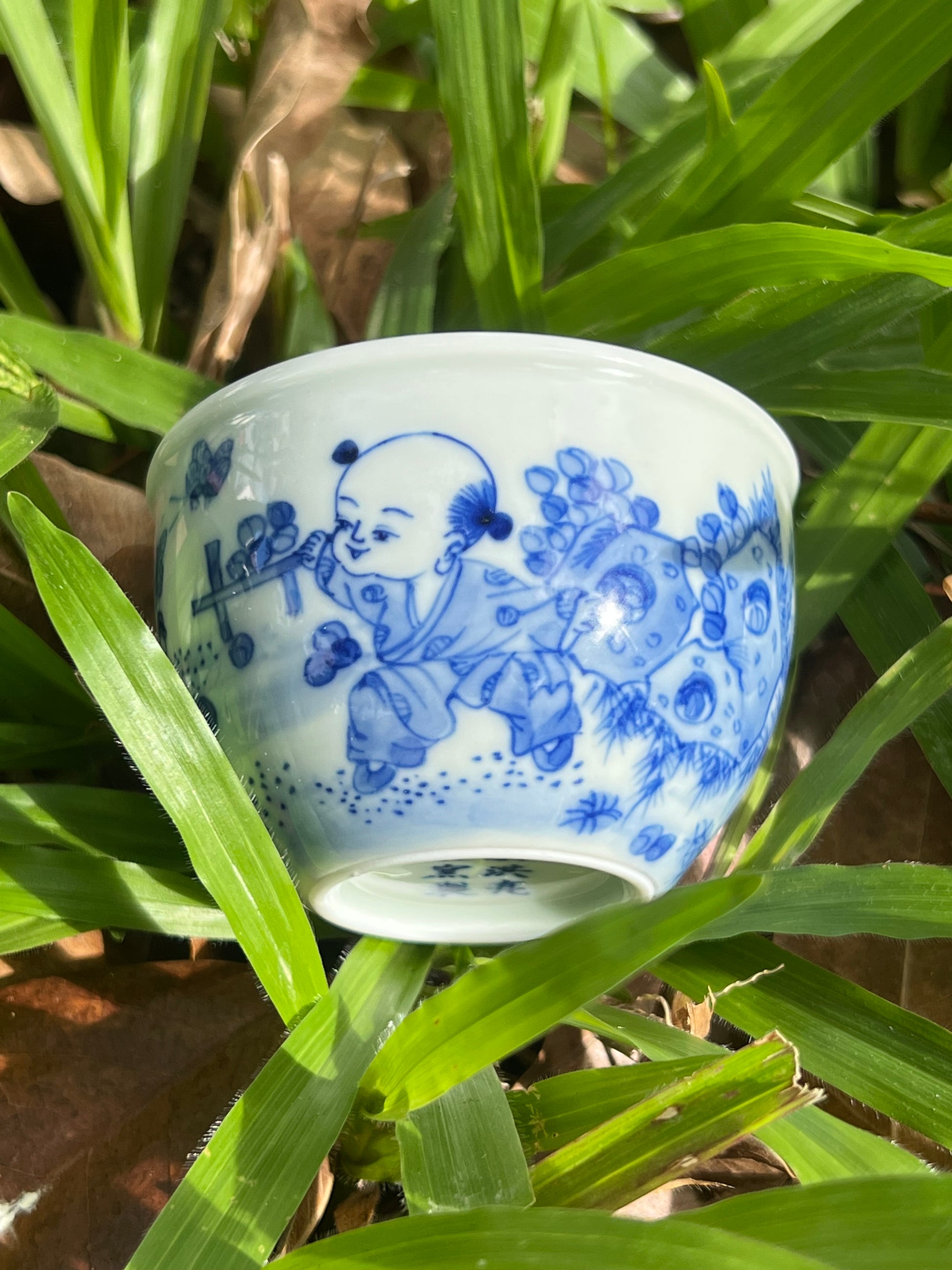 this is Chinese Jingdezhen blue and white porcelain teacup. this is a ceramic teacup