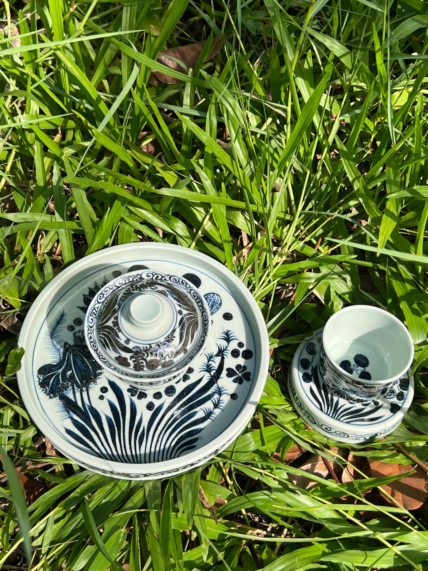 Hand Painted Chinese Antique Yuan Dynasty Blue and White Porcelain Fish and Algae Pattern Gaiwan Set Jingdezhen Master Ceramic Artwork