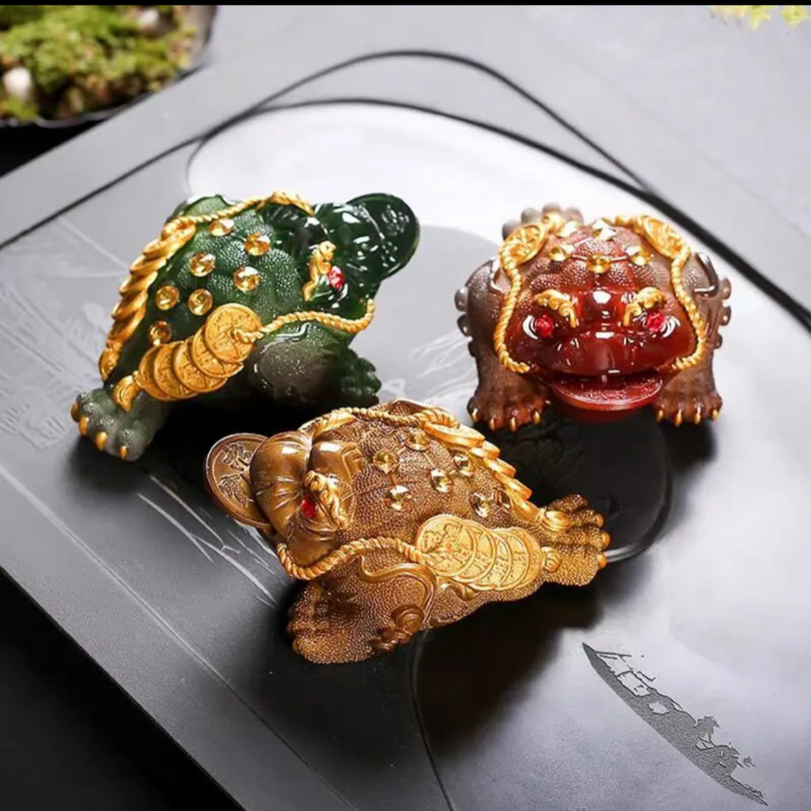 This is a color changing golden toad teapet.this is a resin teapet