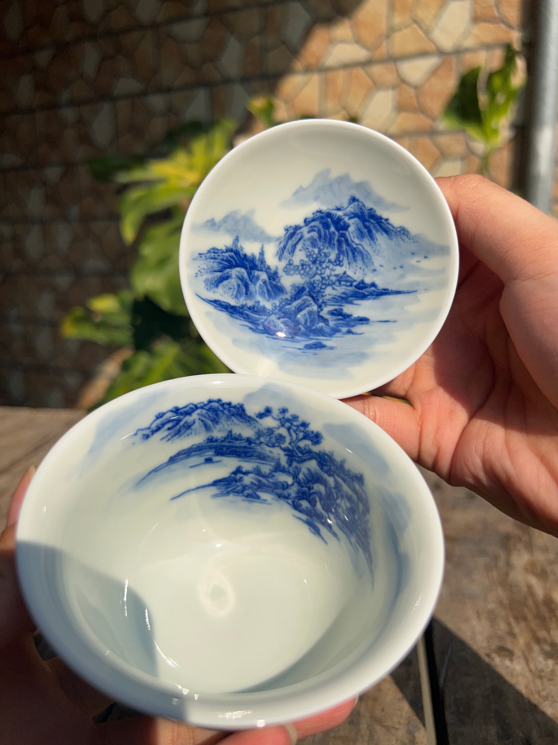 This is a Chinese Jingdezhen blue and white porcelain landscape teacupThis is a Chinese Jingdezhen blue and white porcelain landscape teapot gaiwan