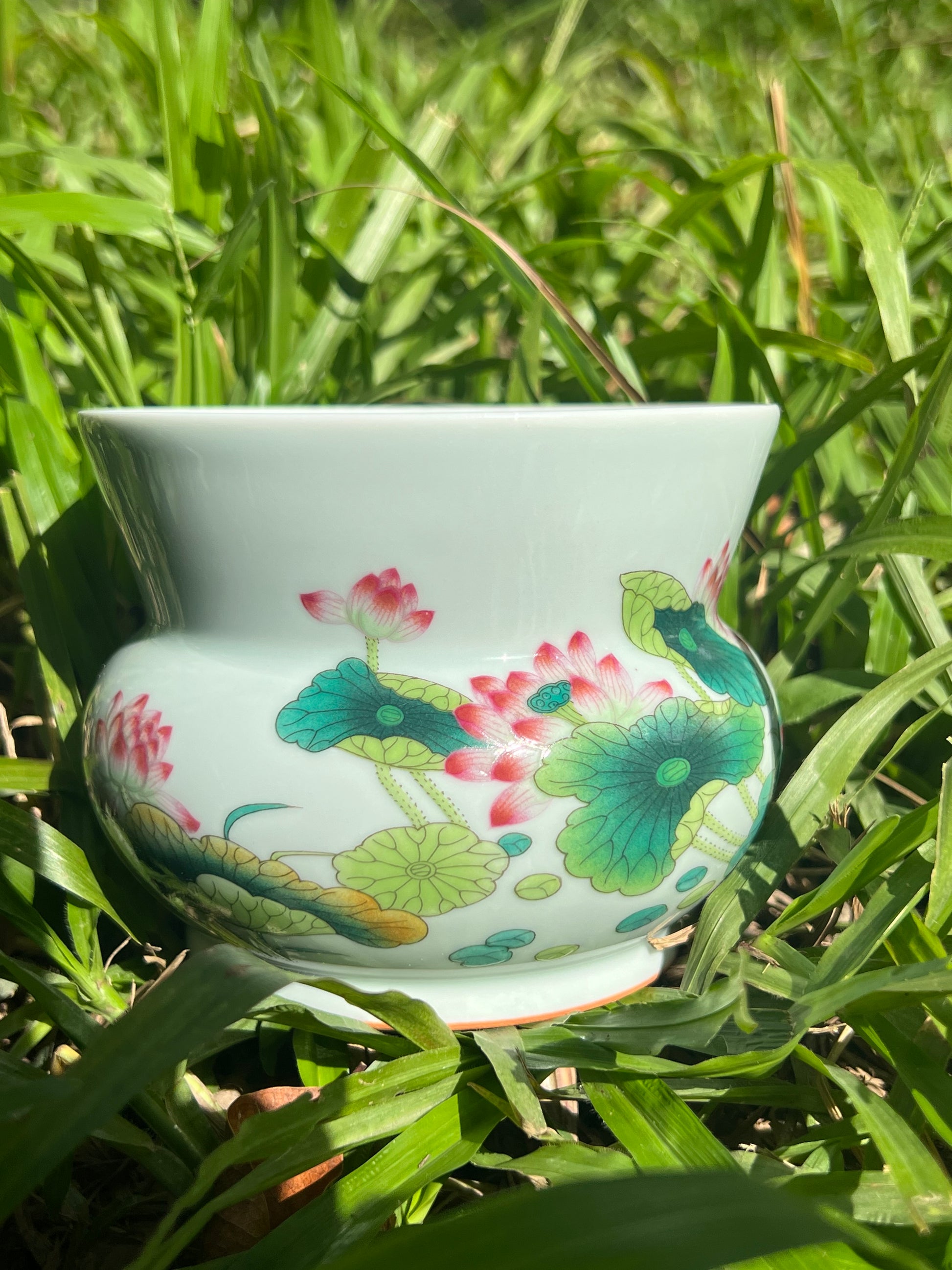 this is Chinese Jingdezhen enamel lotus tea basin. this is a ceramic jianshui