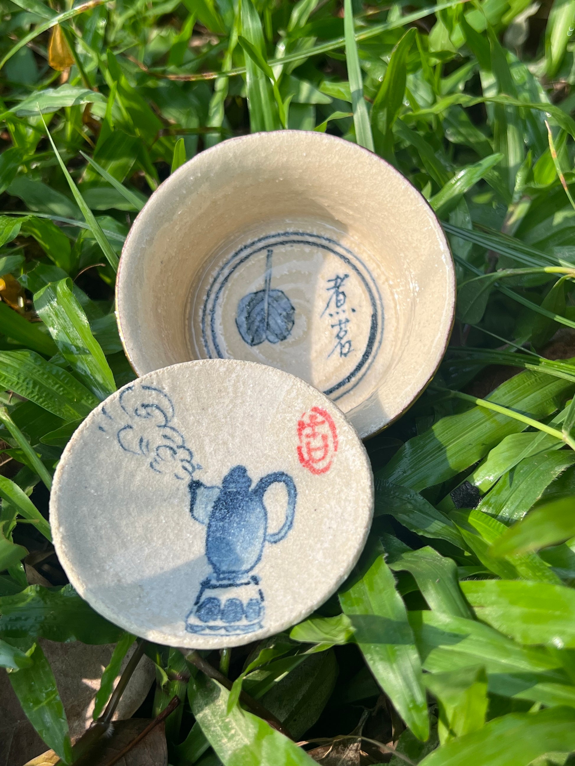 this is Chinese blue and white pottery gaiwan