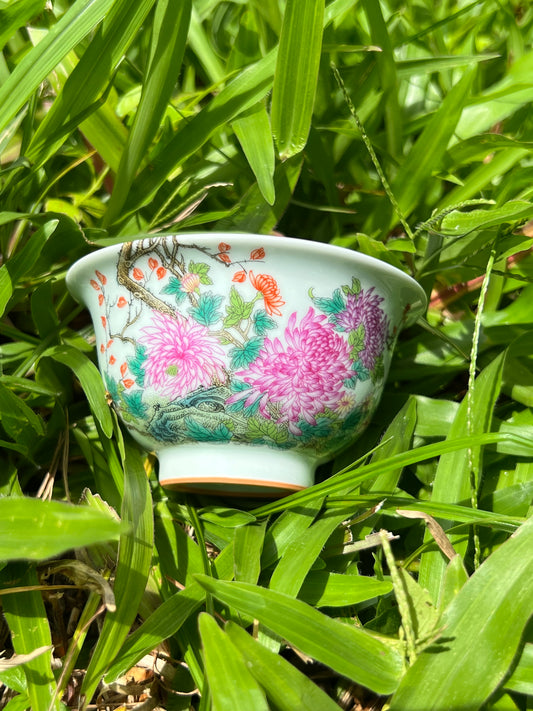 This is a Chinese Jingdezhen enamel teacup.this is a ceramic teacup