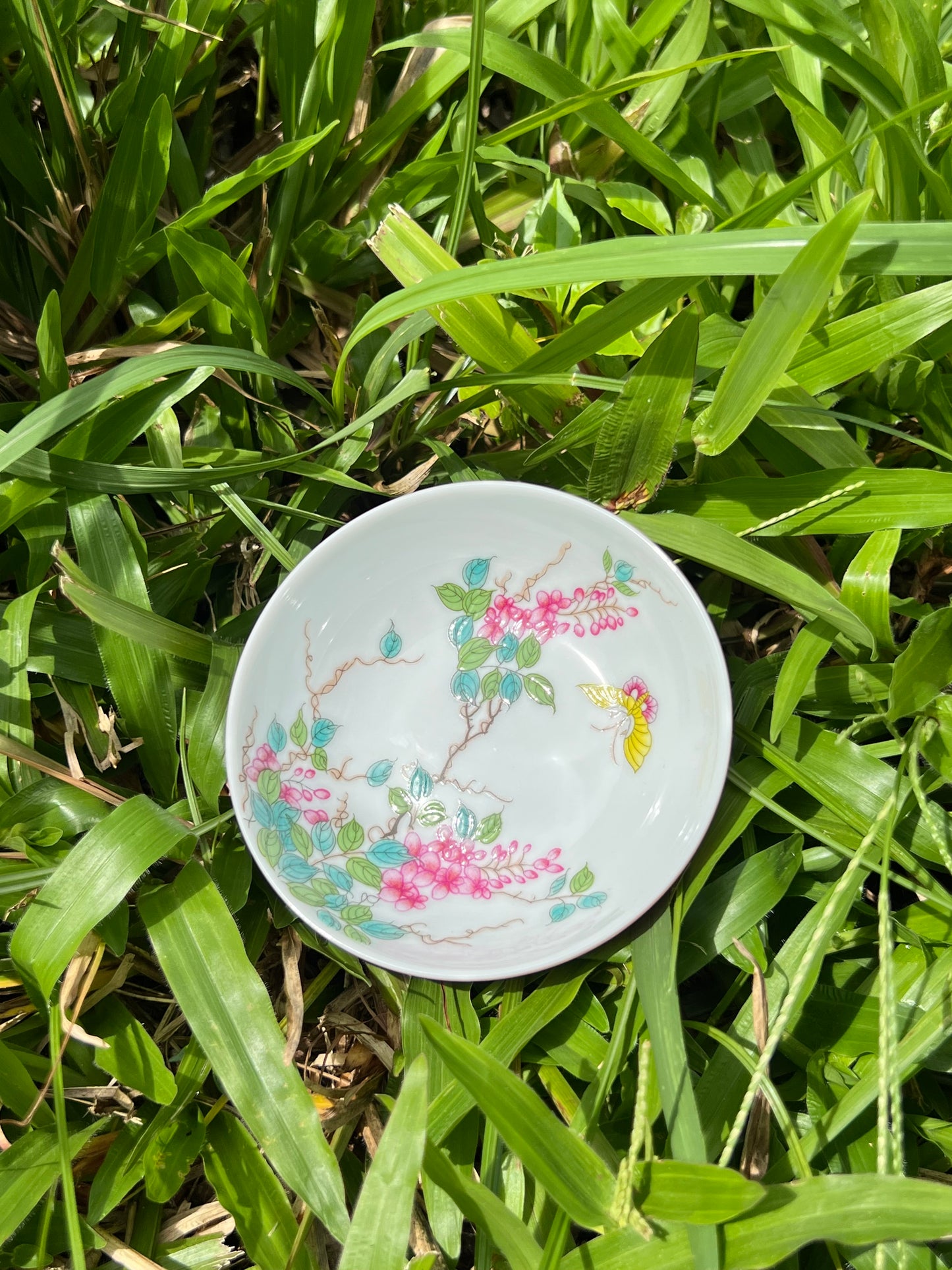 This is a Chinese Jingdezhen enamel teacup.this is a ceramic teacup