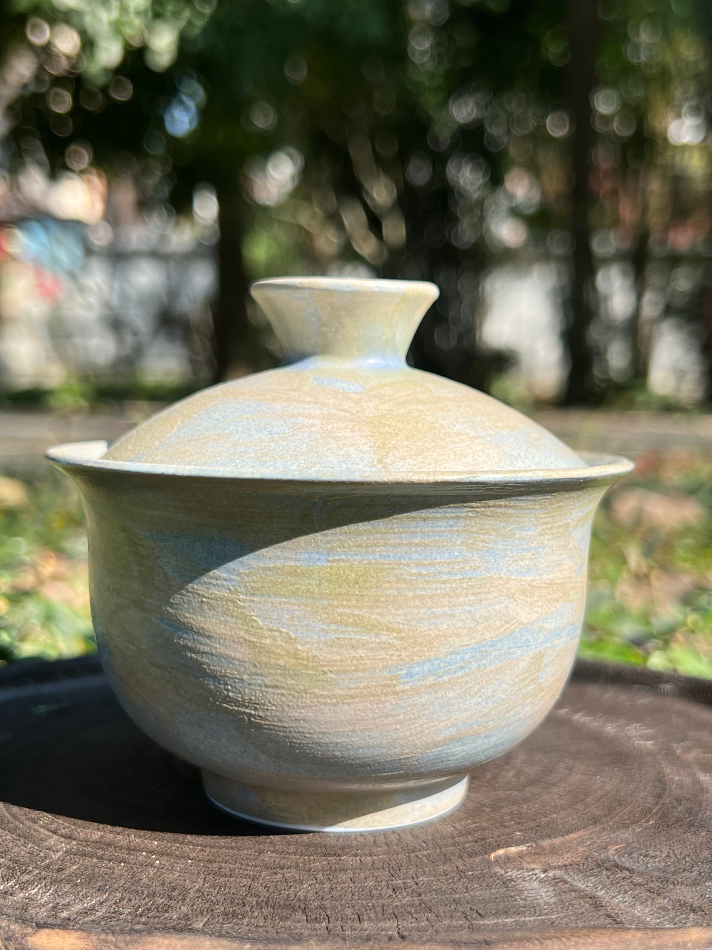 This is a pottery teapot.this is a pottery gaiwan