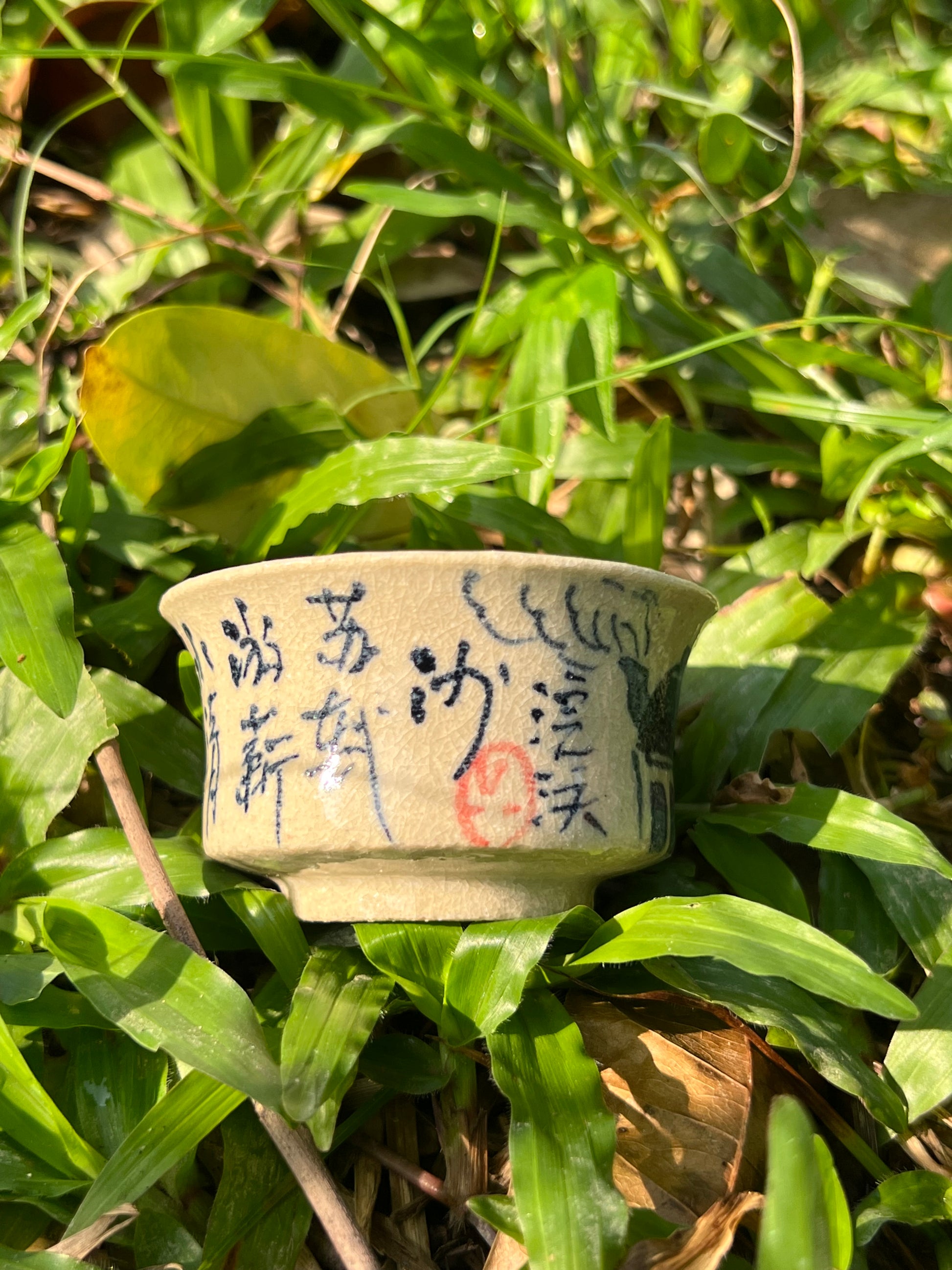 this is Chinese blue and white pottery gaiwan