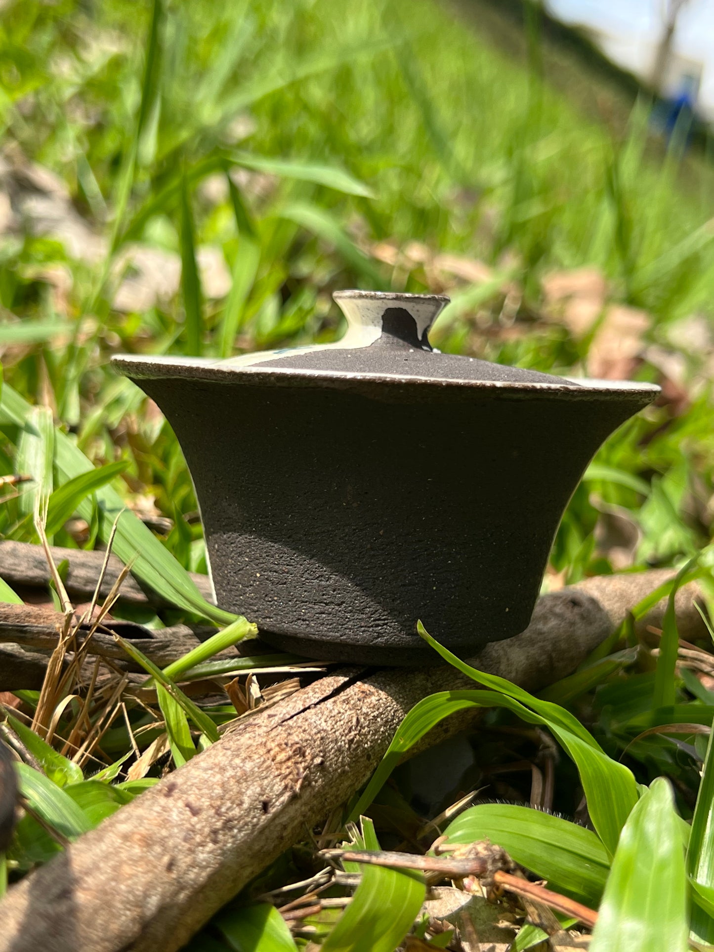 This is a ceramic gaiwant.this is a kohiki teapot