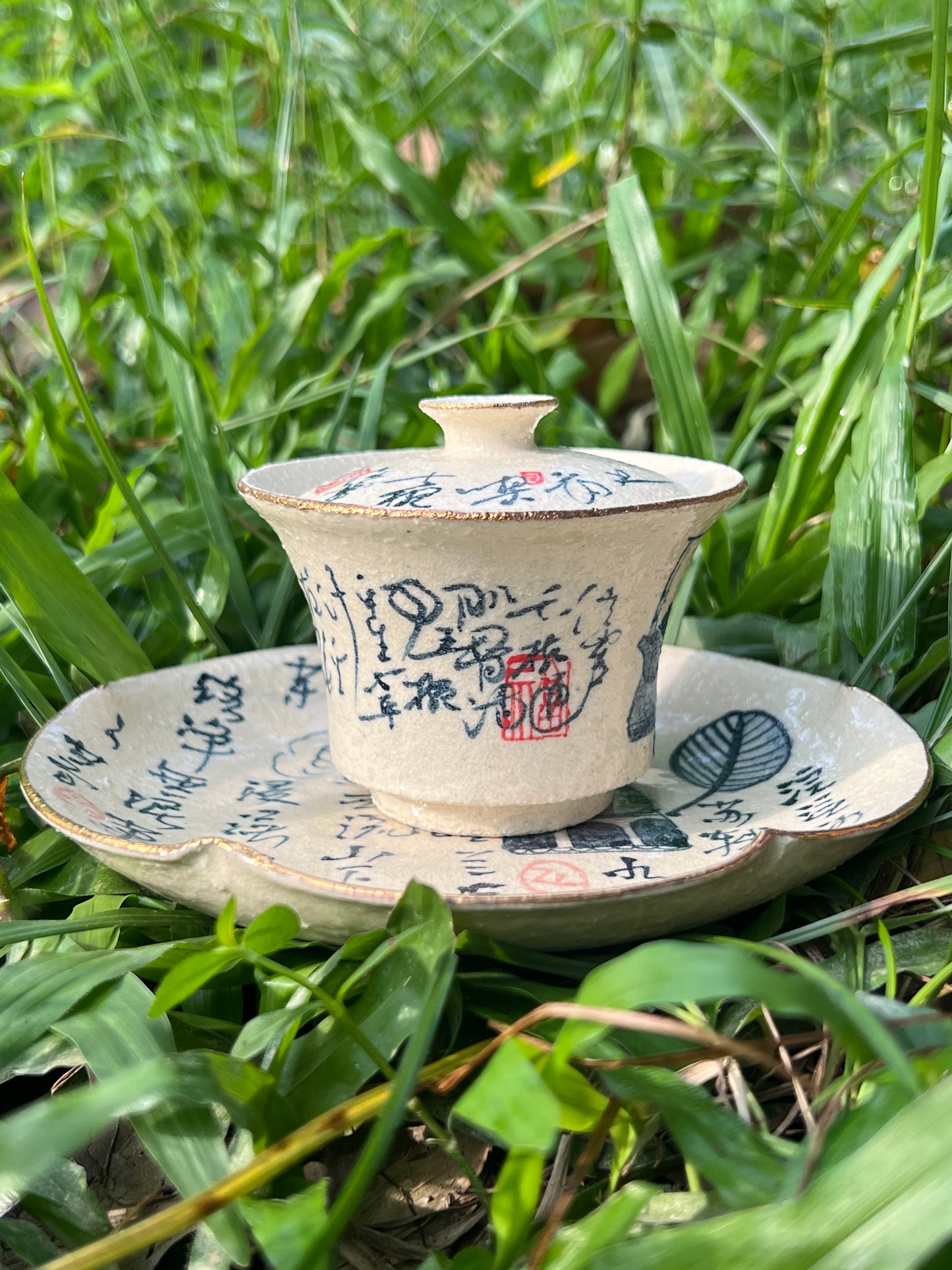 this is Chinese blue and white pottery gaiwan