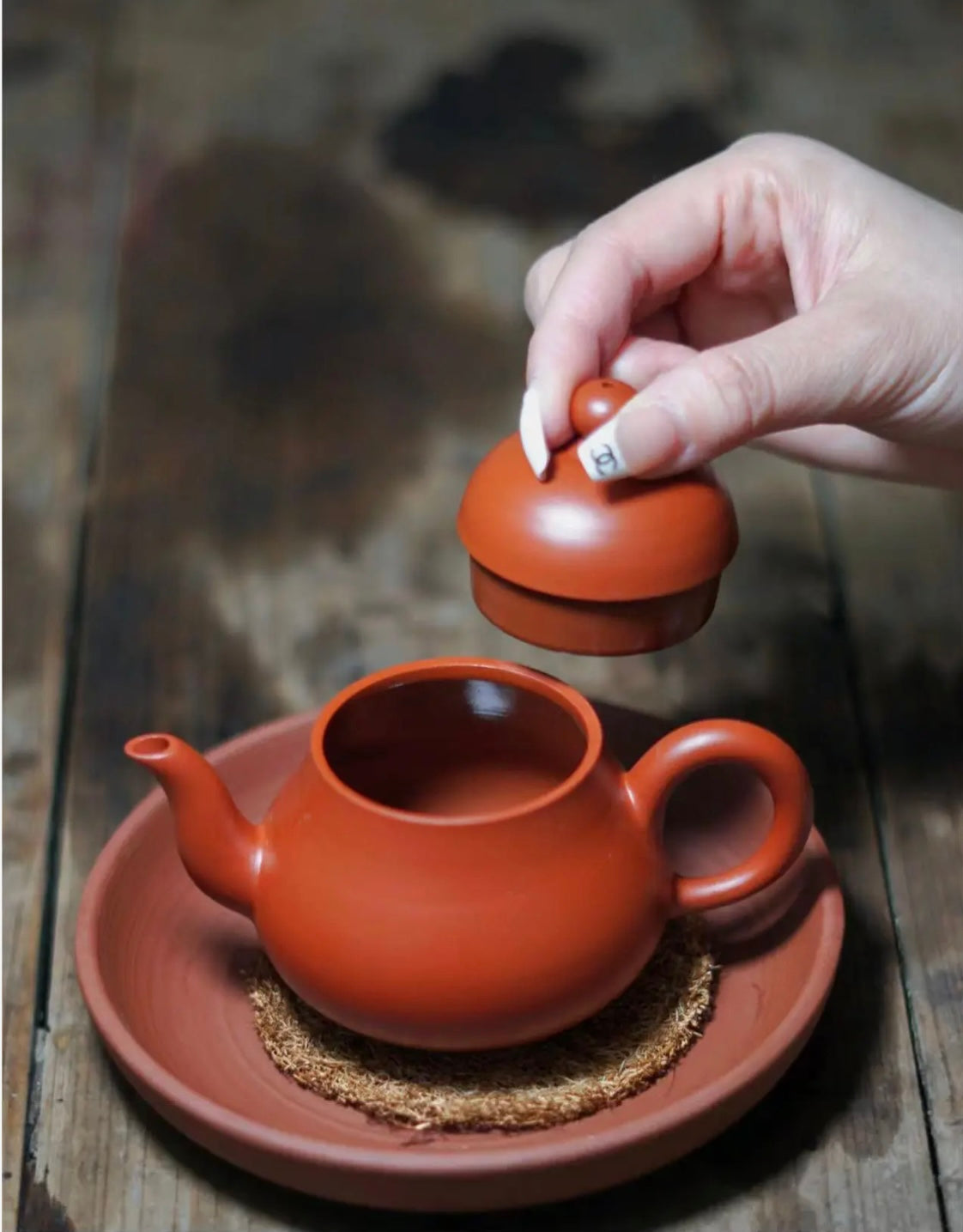 This is a Chaozhou teapot.this is Chaozhou red clay zhuni teapot