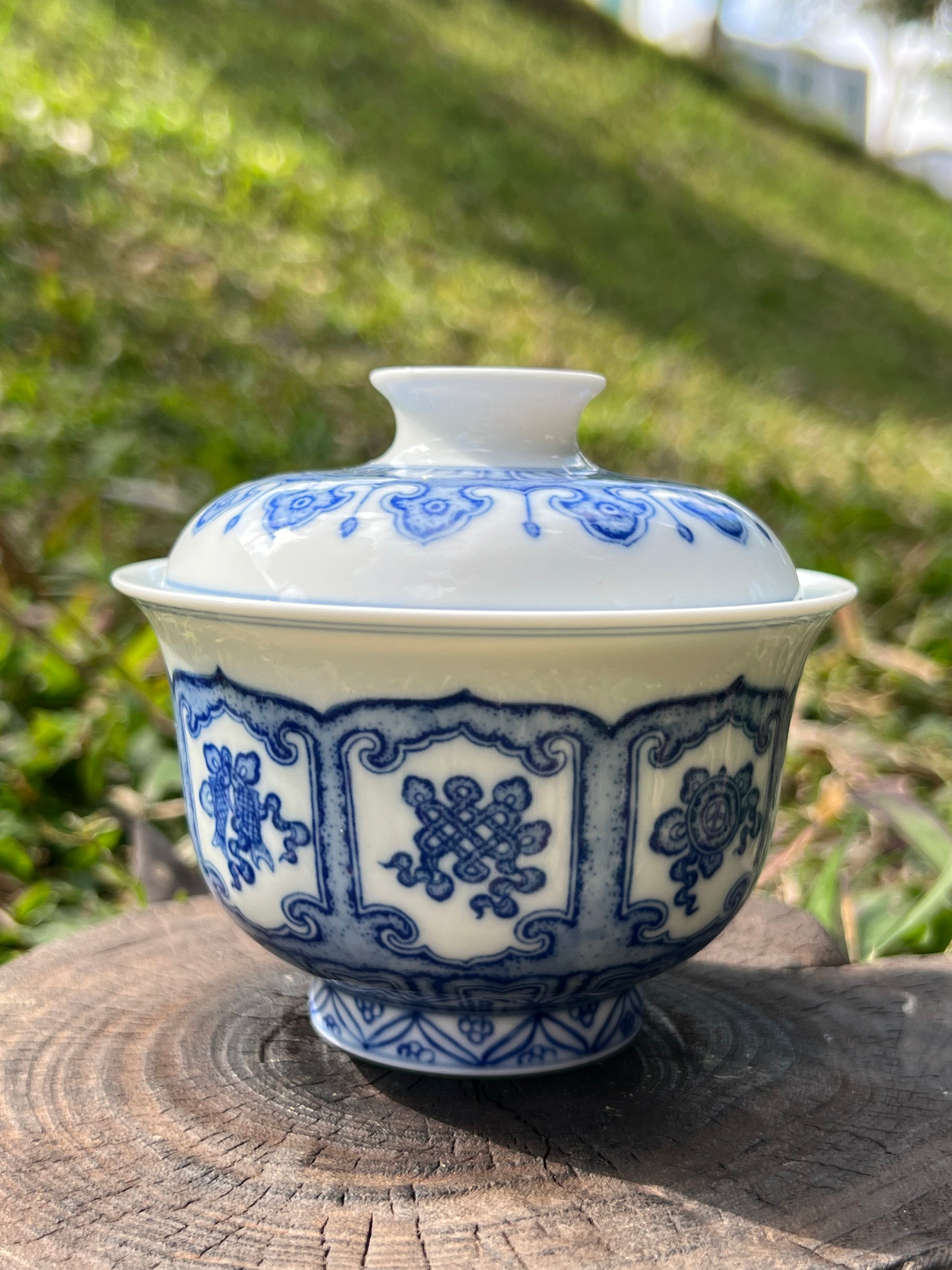 This is a Chinese Jingdezhen blue and white porcelain baoxiang flower teapot gaiwan