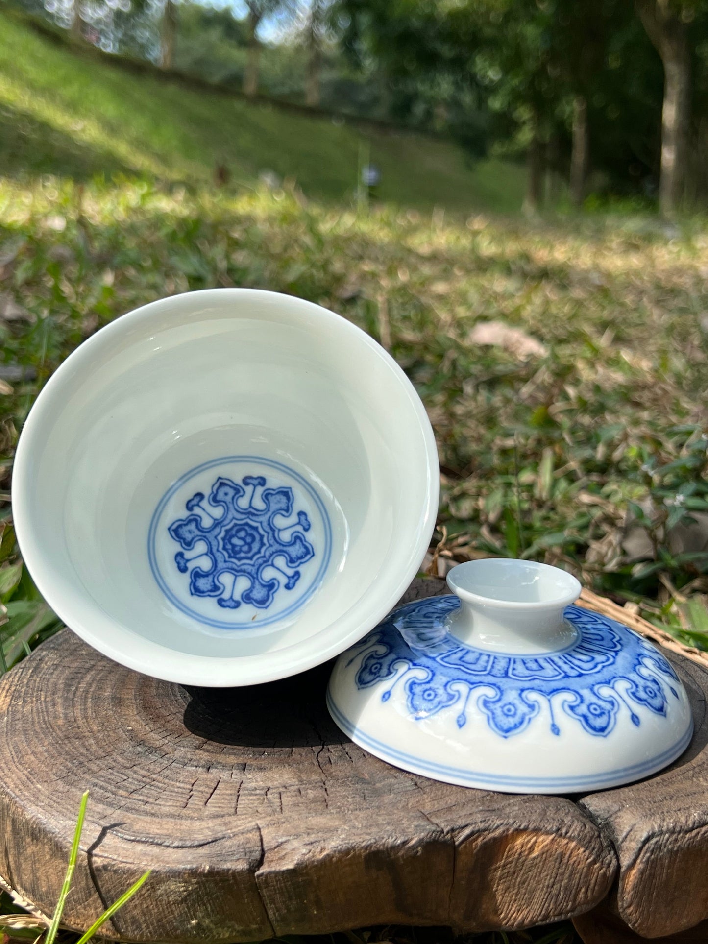 Handcrafted Chinese Hand Painted Chinese Blue and White Pottery Gaiwan Jingdezhen Teapot Pottery Artwork