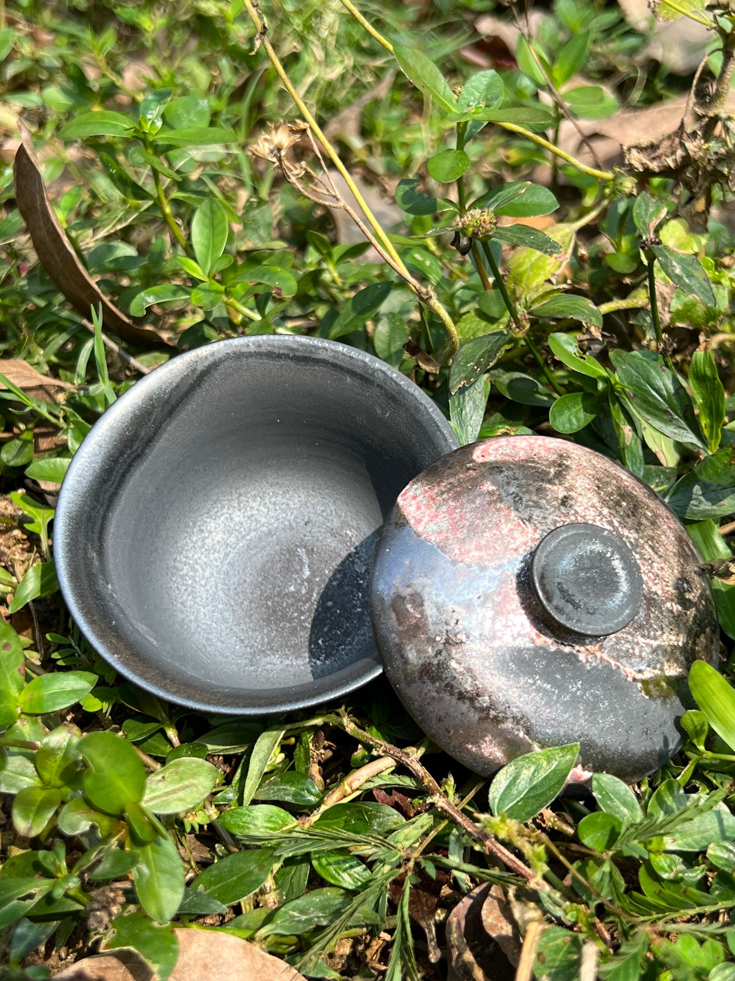 This is a pottery teapot.this is a pottery gaiwan