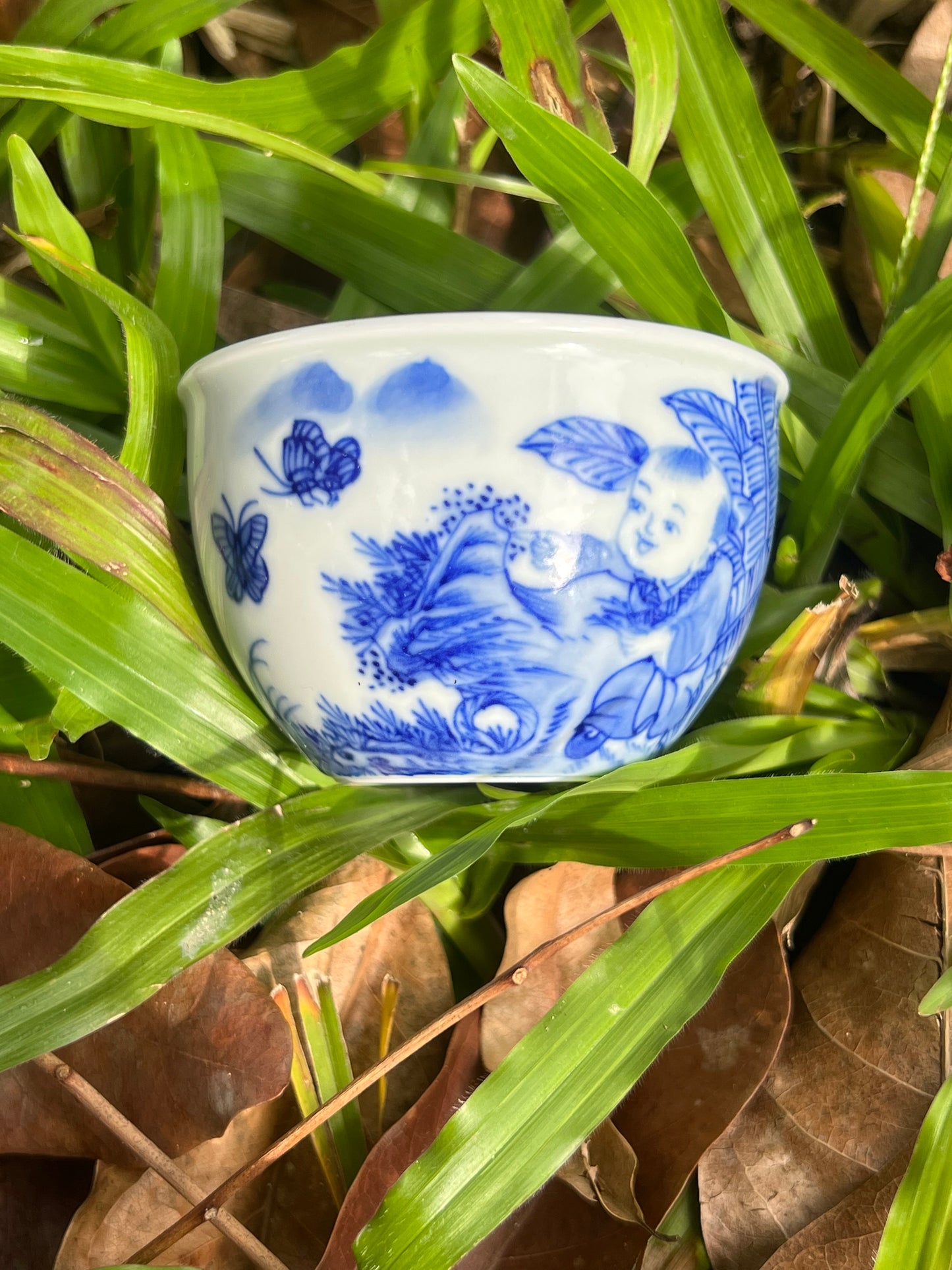 this is Chinese Jingdezhen blue and white porcelain teacup. this is a ceramic teacup