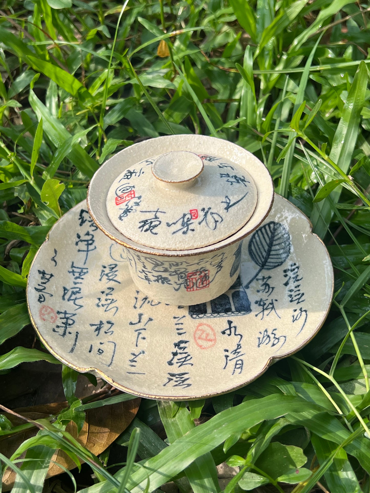 this is Chinese blue and white pottery gaiwan