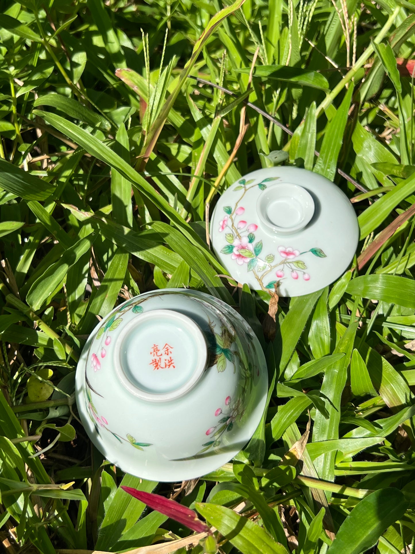 Handcrafted Chinese Handpainted Chinese Flower Bird Famille Rose Gaiwan Jingdezhen Master Ceramic Artwork