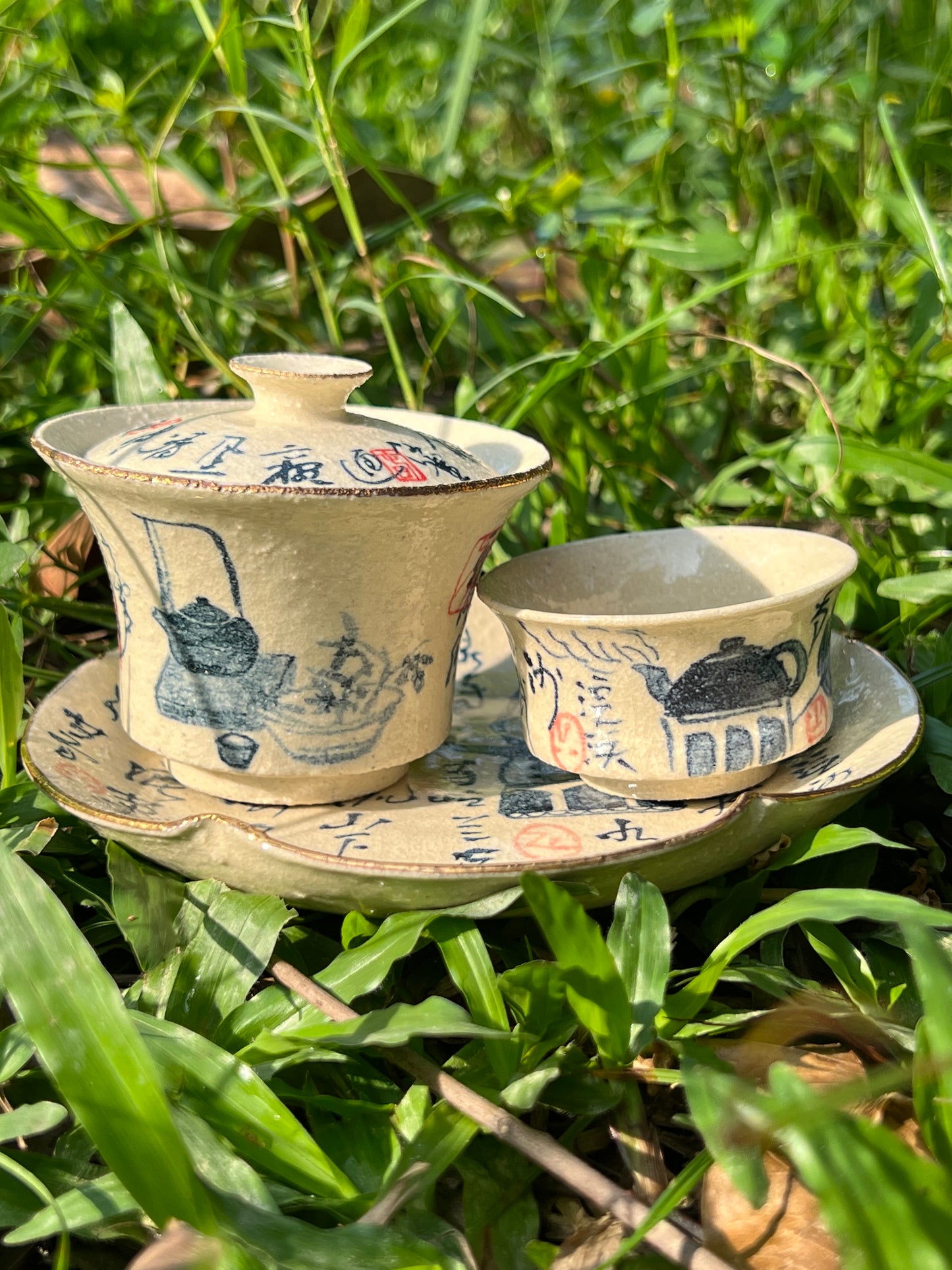 this is Chinese blue and white pottery gaiwan