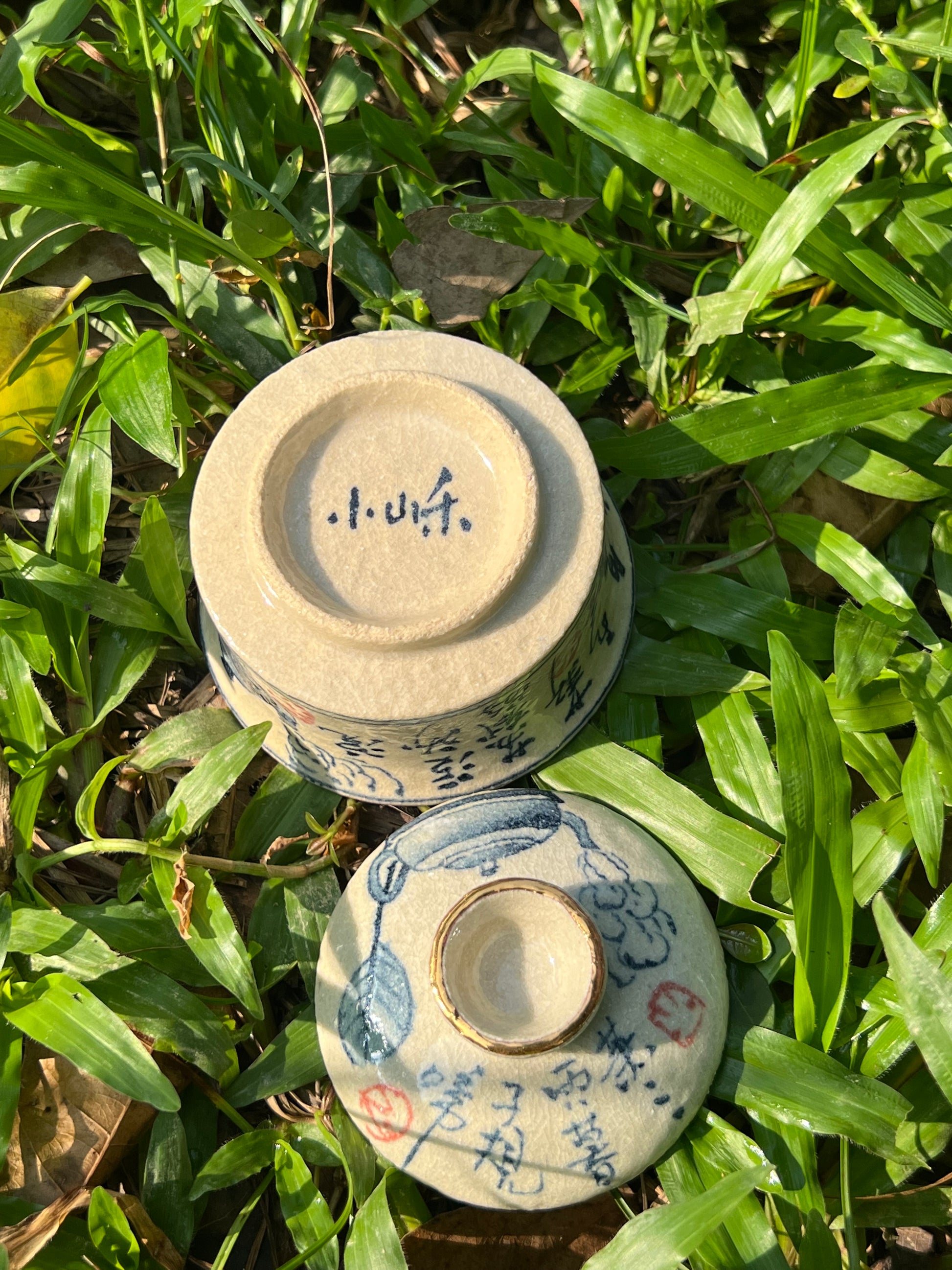 this is Chinese blue and white pottery gaiwan