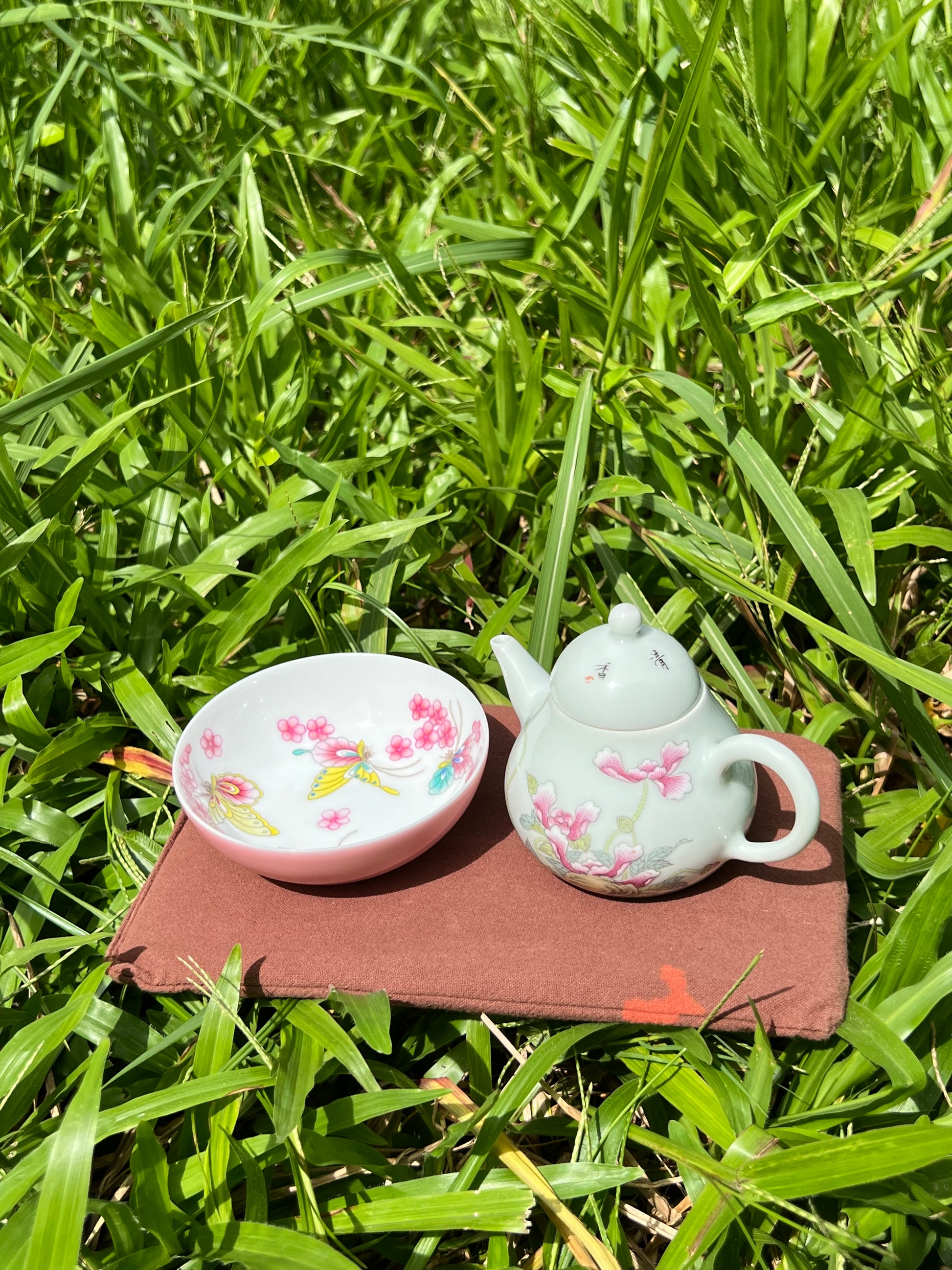 This is a Chinese Jingdezhen enamel teacup.this is a ceramic teacup