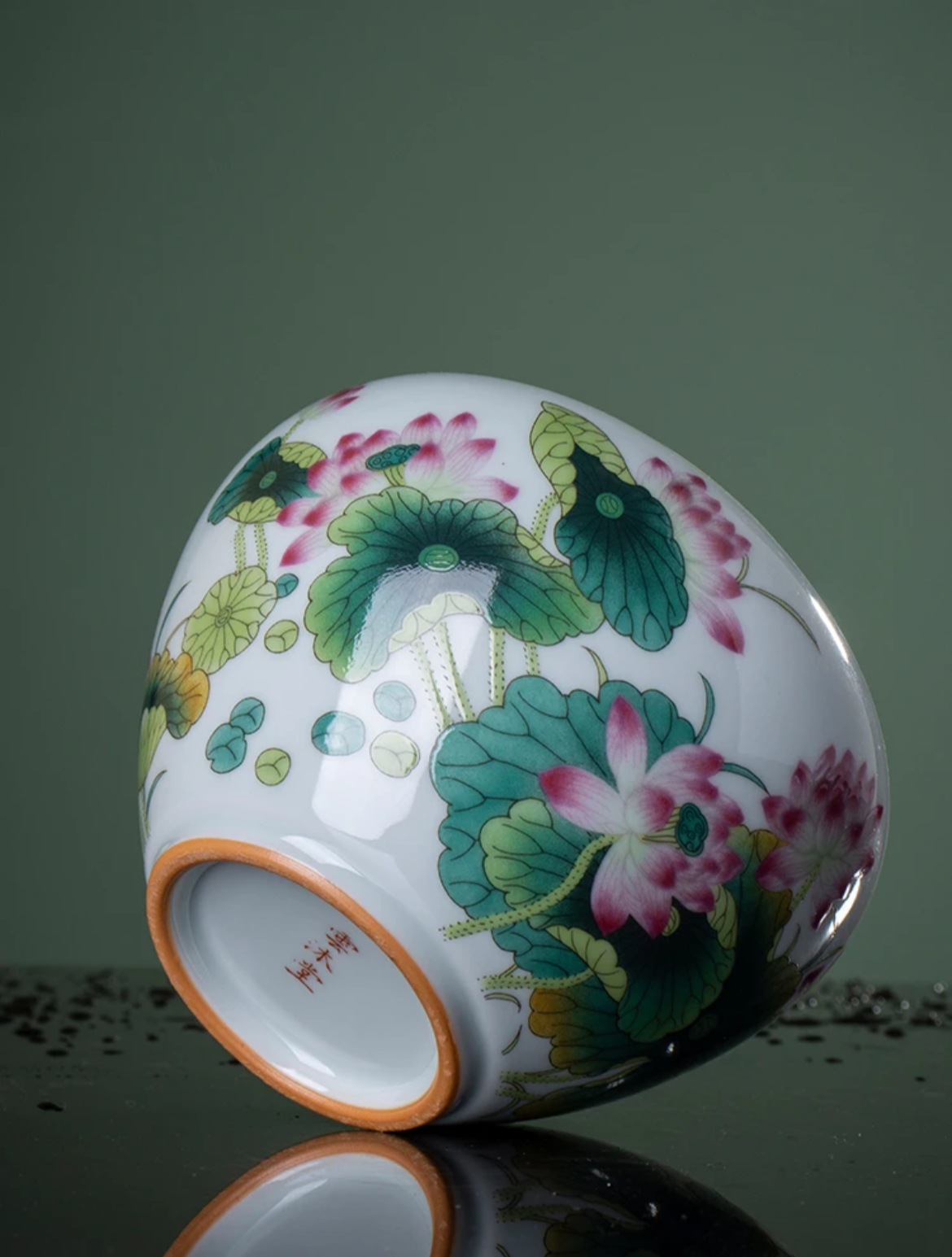 this is Chinese Jingdezhen enamel lotus tea basin. this is a ceramic jianshui