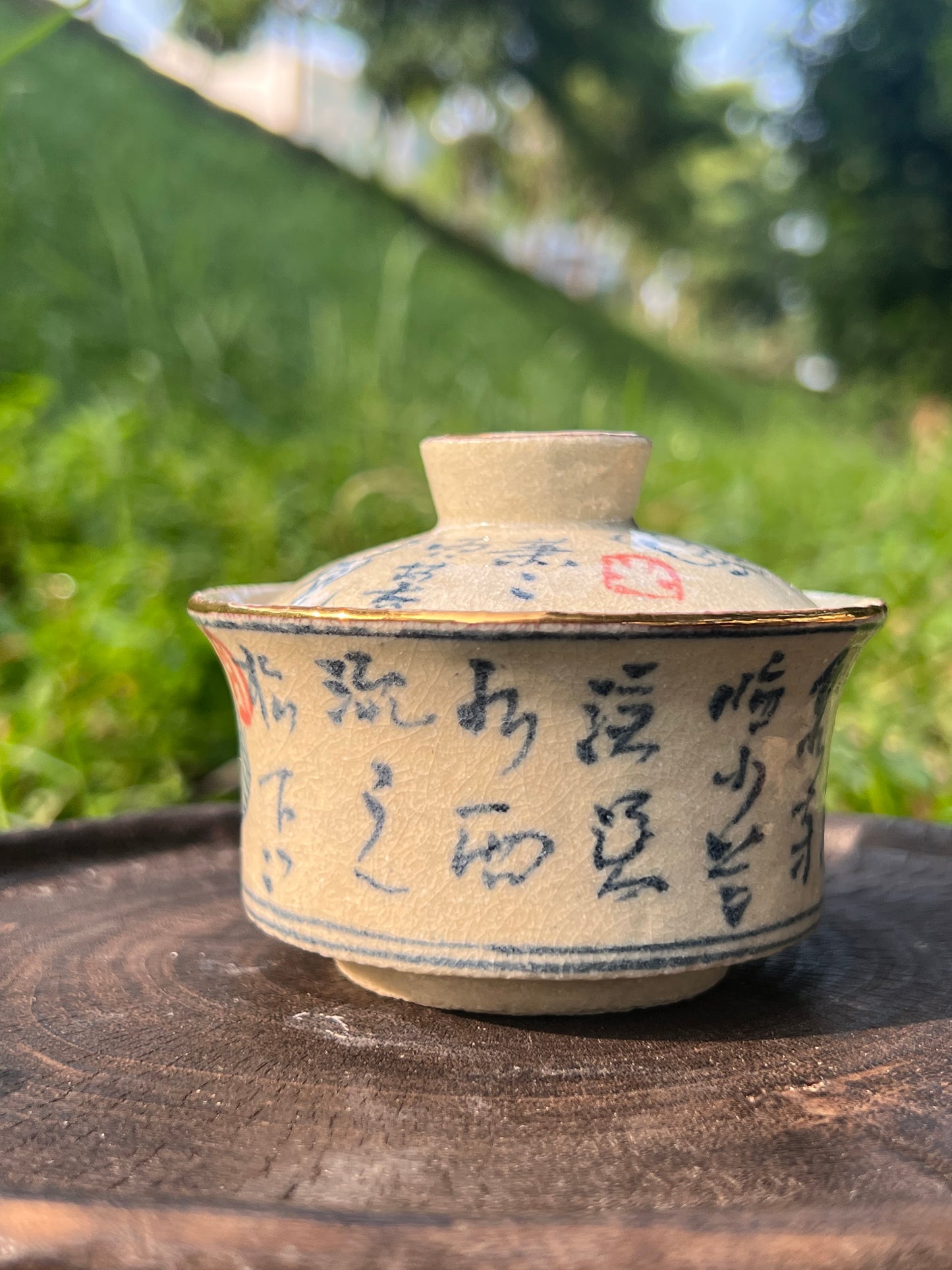 this is Chinese blue and white pottery gaiwan