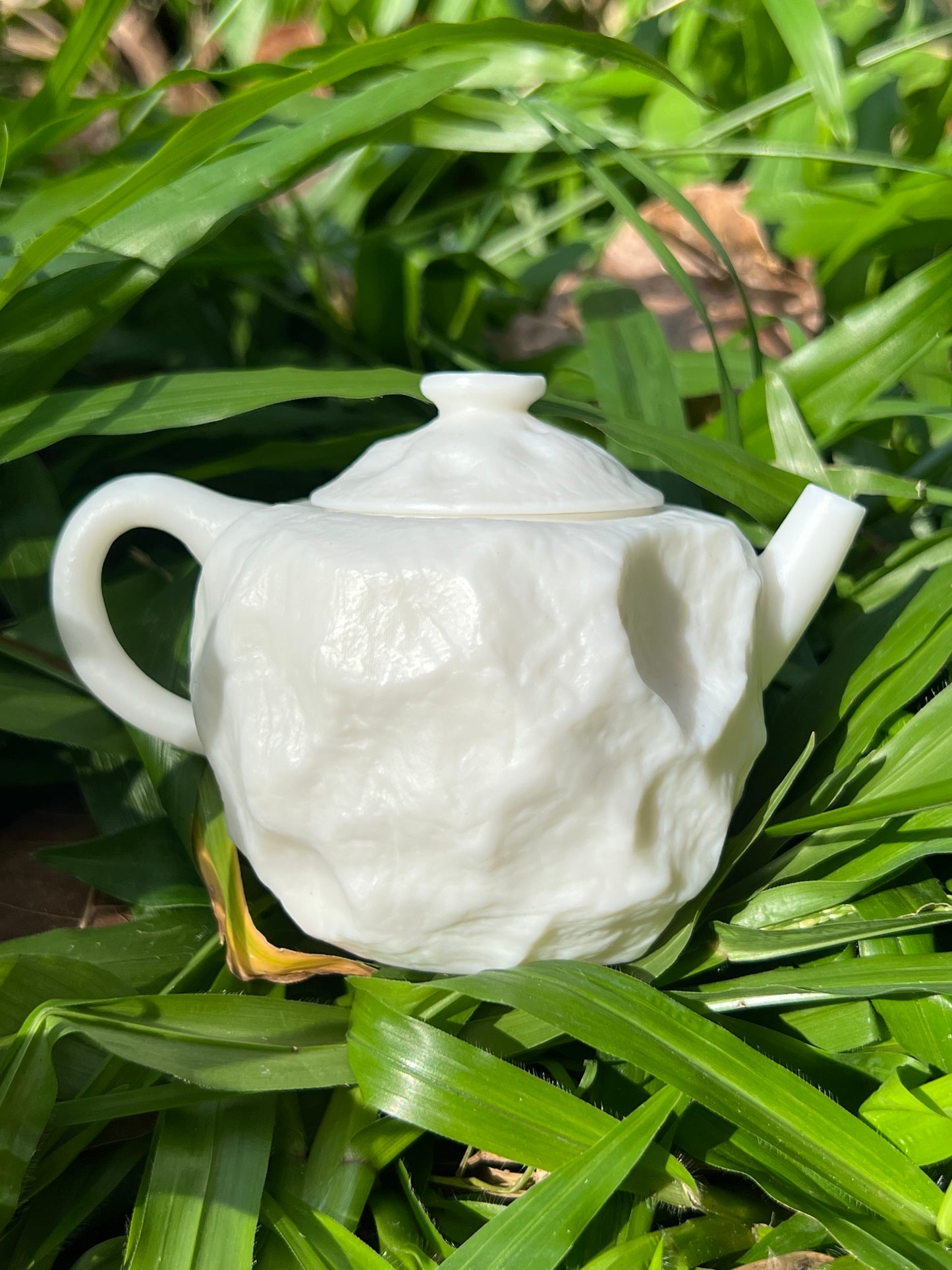 this is a white pottery teapot. this is Chinese mutton fat jade teapot